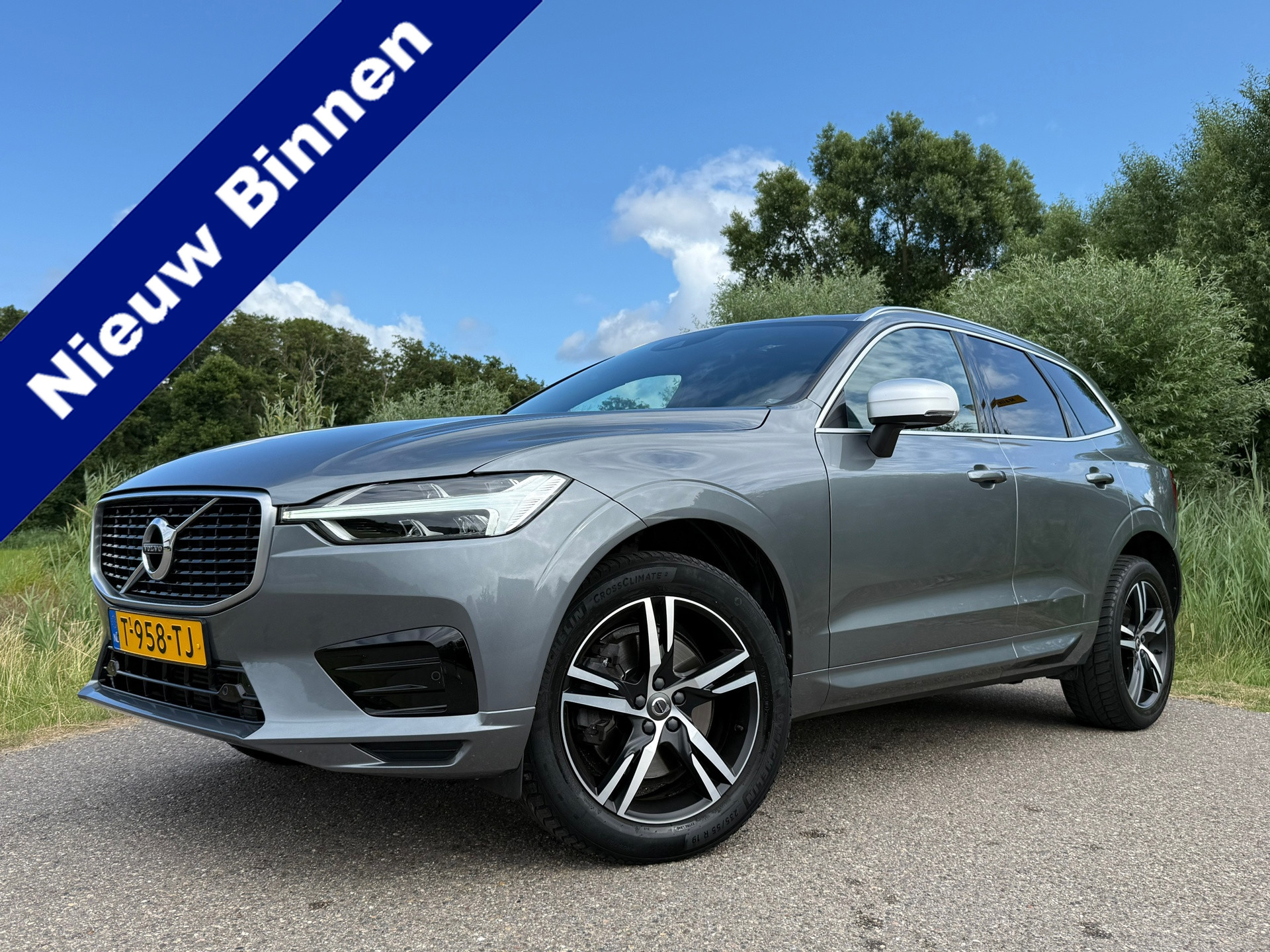Volvo Xc60 2.0 T4 R-Design Automaat / Panoramadak / Leder-Alcantara / Camera / Stoelverwarming / 19" Velgen / Navi / PDC / Cruise 2019 - voorkant