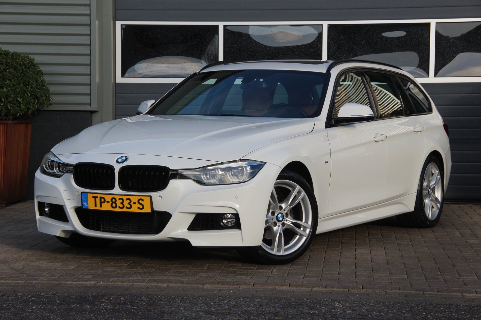 BMW 318i 318i M Sport | NL Auto | PANO-DAK | HARMAN KARDON | Keyless | Digi-Dash |  Navi | BMW ConnectedDrive | Sportstoelen | Stoelverw | ECC | Bluetooth | PDC | AUX-USB | 2018 - voorkant