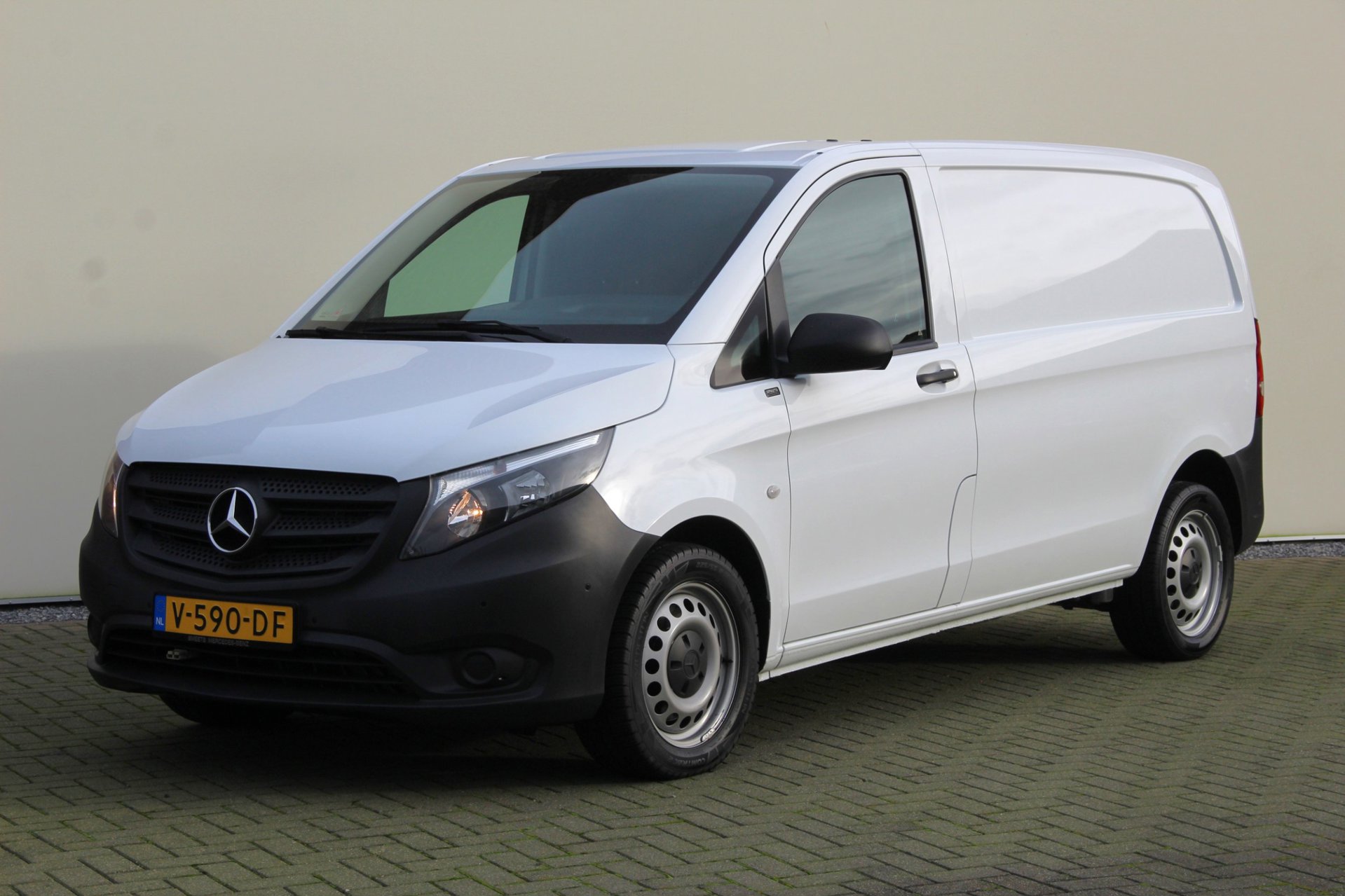 Mercedes-Benz Vito 114 CDI Lang Bluetec EURO6 | Automaat | Navi | Clima | Cruise | 3zits | Camera | Tel | Trekhaak | Nw.banden | Zeer nette 2017 - voorkant