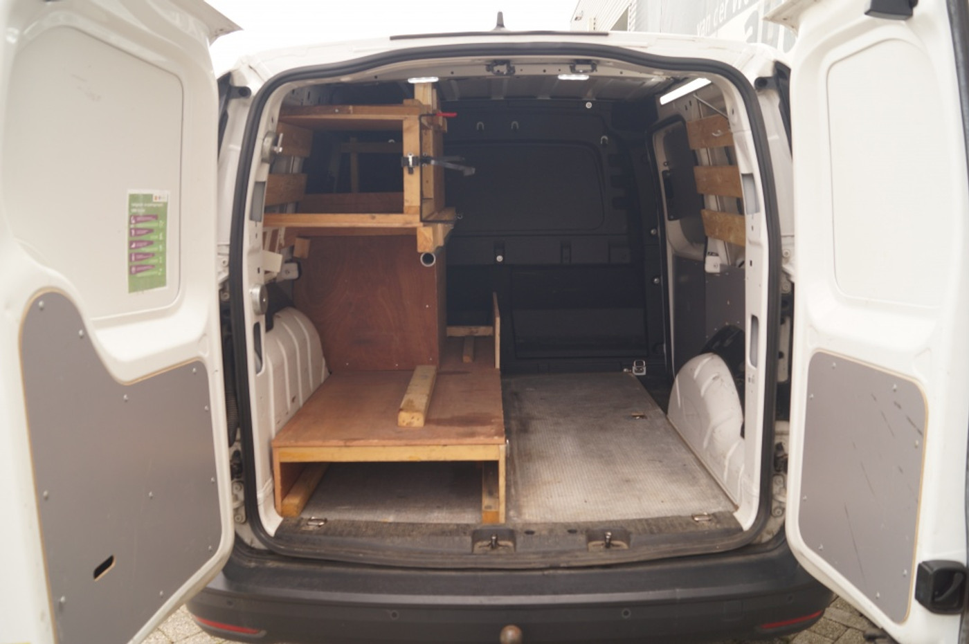 Foto van Volkswagen Caddy Modified Partition Wall