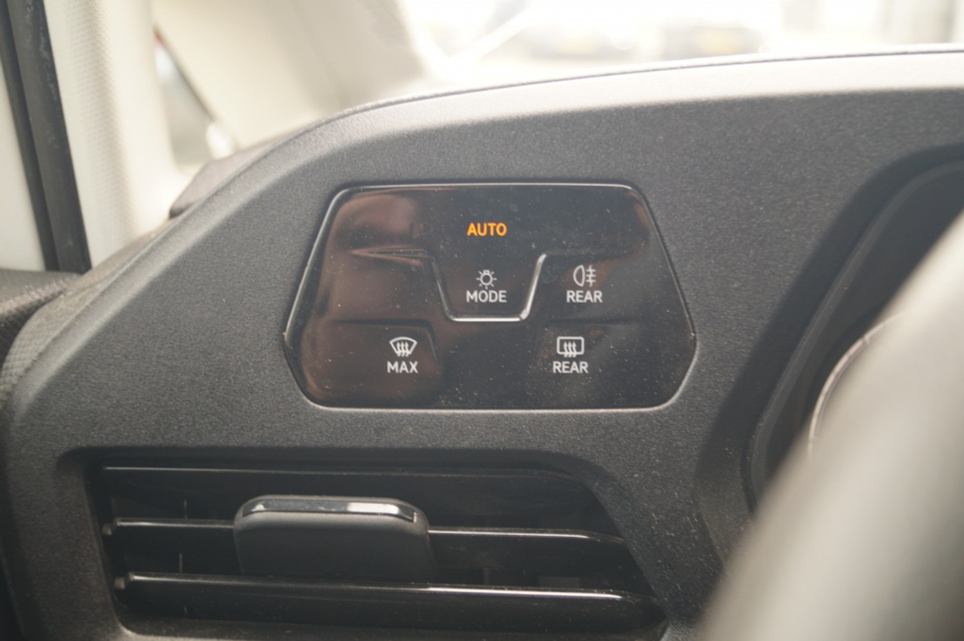 Foto van Volkswagen Caddy Modified Partition Wall