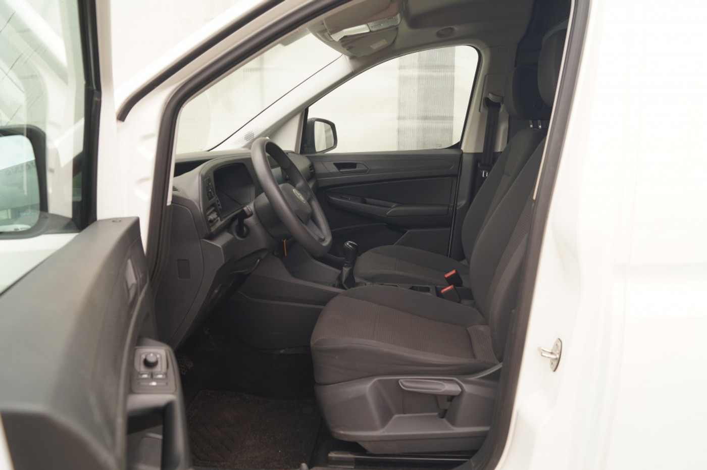 Foto van Volkswagen Caddy Modified Partition Wall