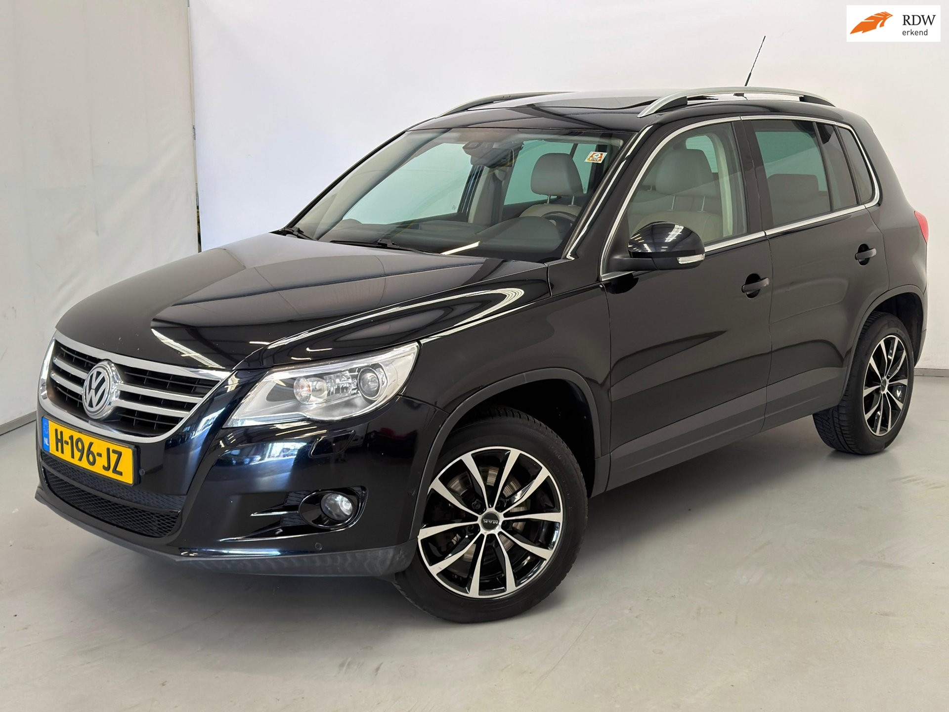 Volkswagen Tiguan 2.0 TSI 4Motion / Pano / Leder / CarPlay 2008 - voorkant