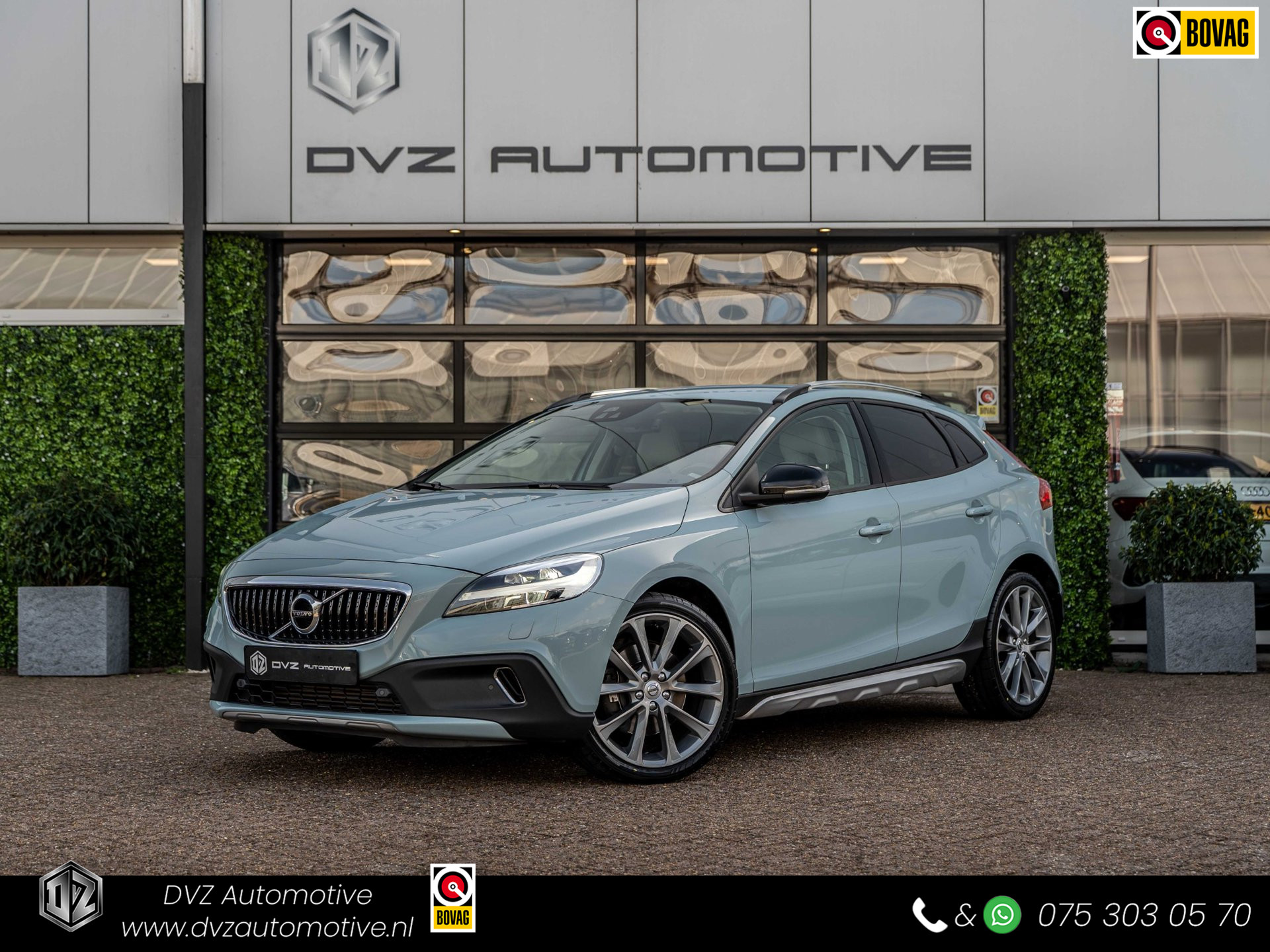 Volvo V40 Cross Country 1.5 T3 Aut. Momentum | Blis | 18" LMV | Winter Pack 2018 - voorkant
