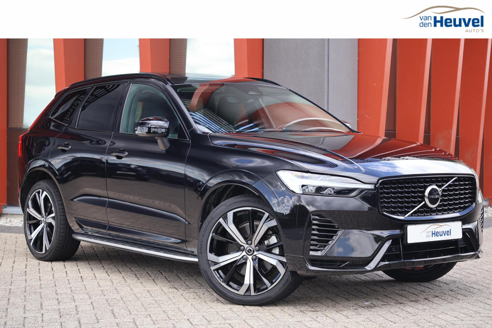 Volvo Xc60 2.0 T6 Plug-in hybrid AWD Plus Dark | Camera |Stoelverw. | Panoramdak | Mem. Stoelen | Treeplanken 2023 - voorkant