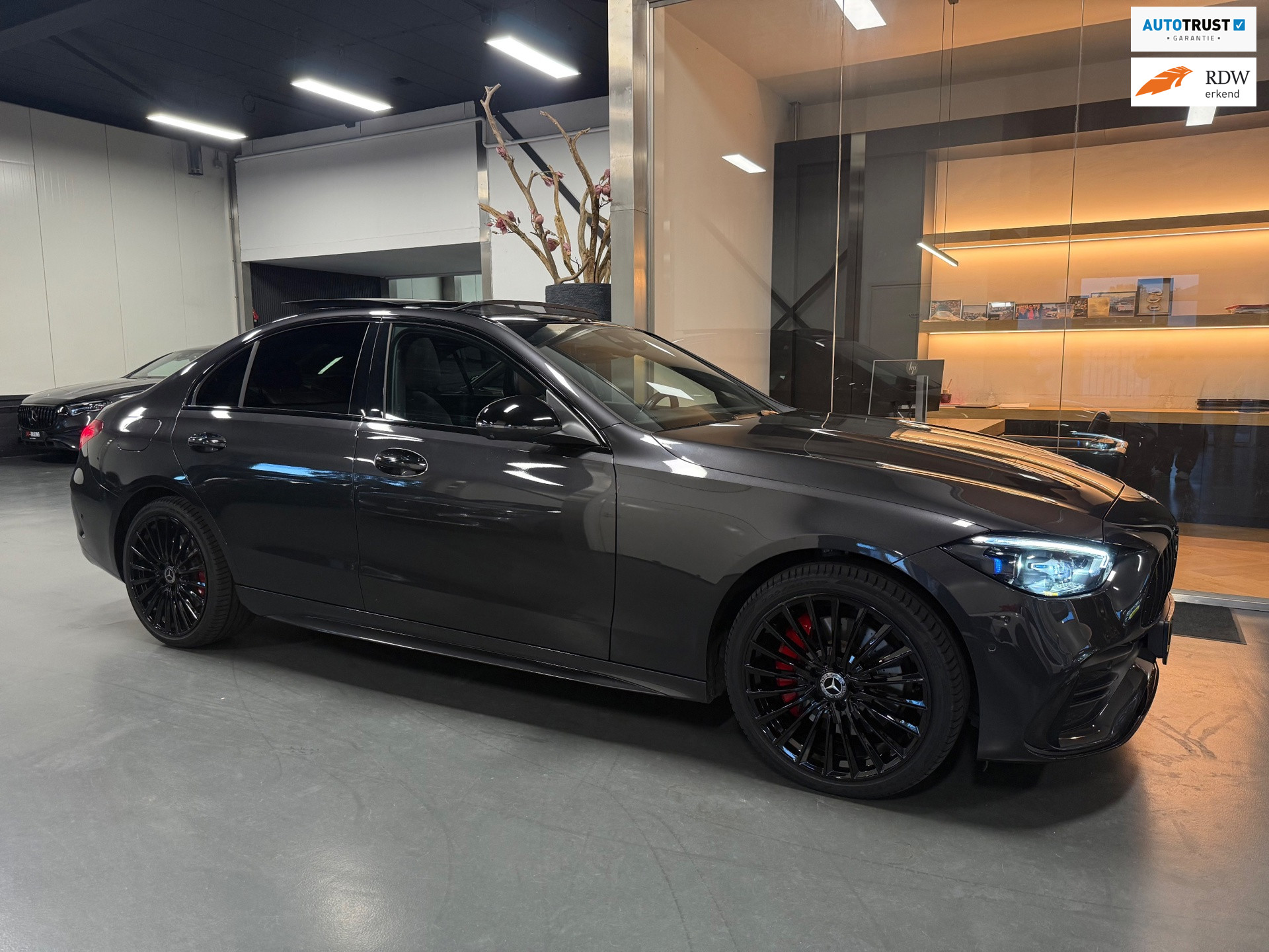 Mercedes-Benz C-klasse 300 e AMG Night Pano Memory 360Camera Keyless 2022 - voorkant