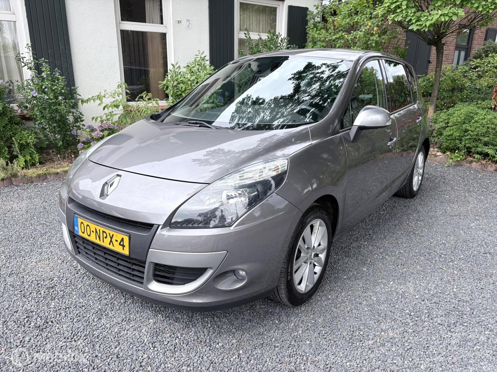 Renault Megane Scenic 1.4 TCE Celsium (Airco, trekhaak, Navigatie) 2010 - voorkant