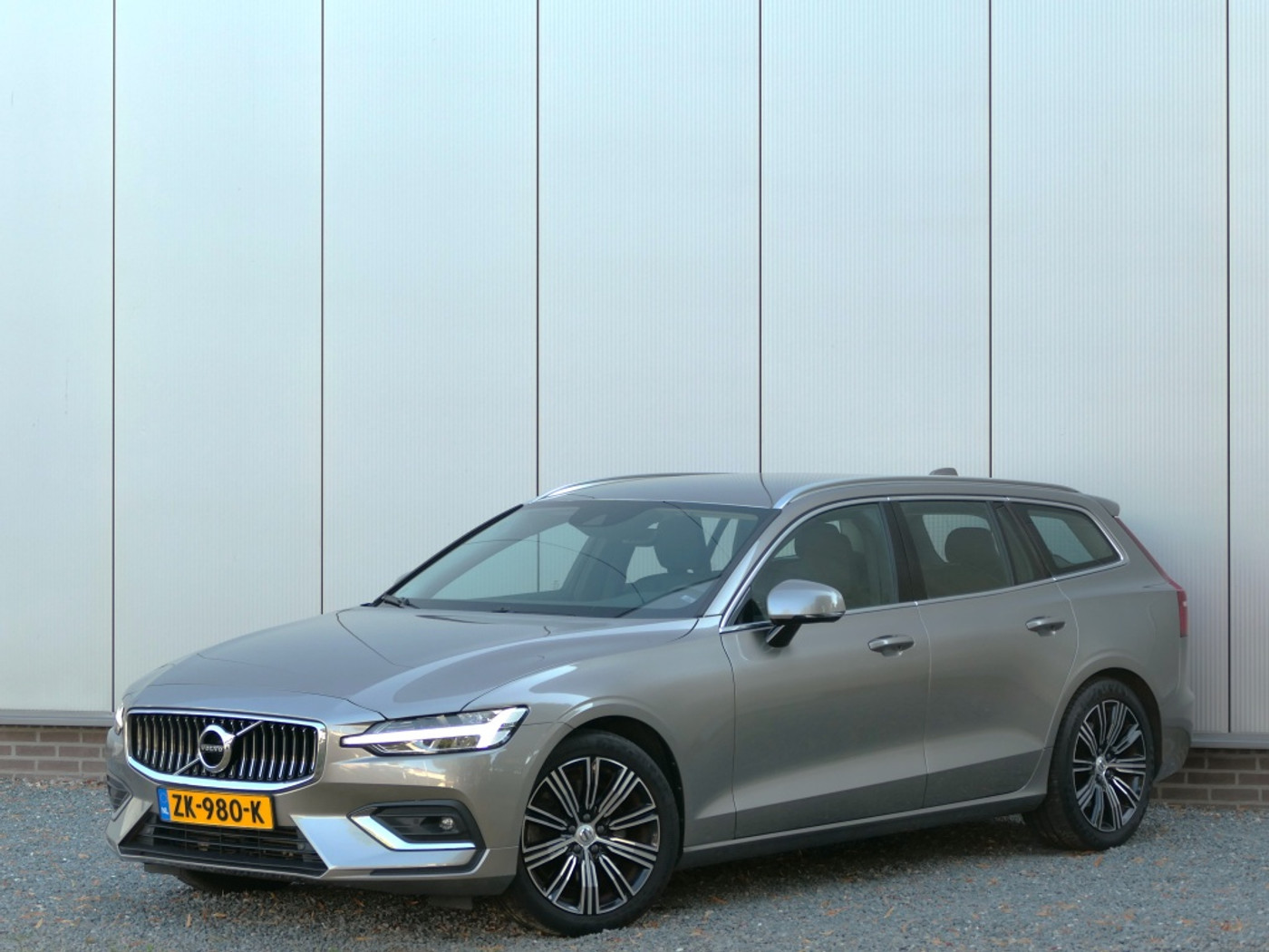 Volvo V60 T5 Inscription 12 MND garantie Harman Kardon / DAB+ / Trekhaak / Apple CarPlay 2019 - voorkant