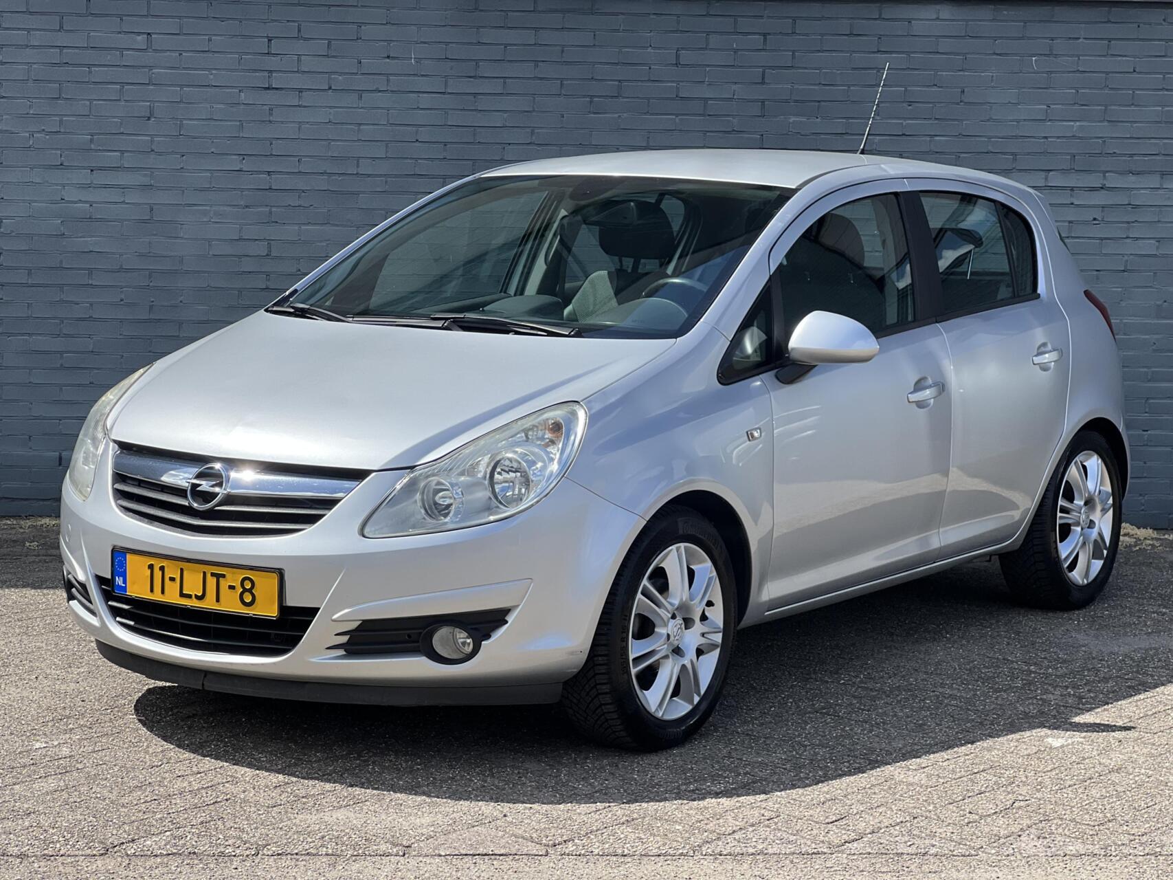Opel Corsa 1.4-16V Automaat Airco ELEK pakket NAP 2010 - voorkant