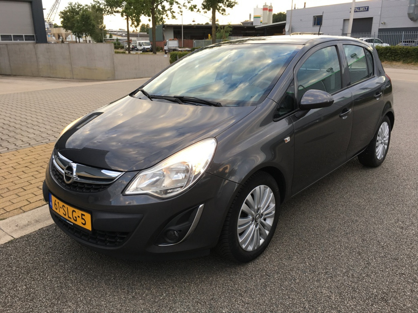 Opel Corsa 1.2-16V Edition 2011 - voorkant