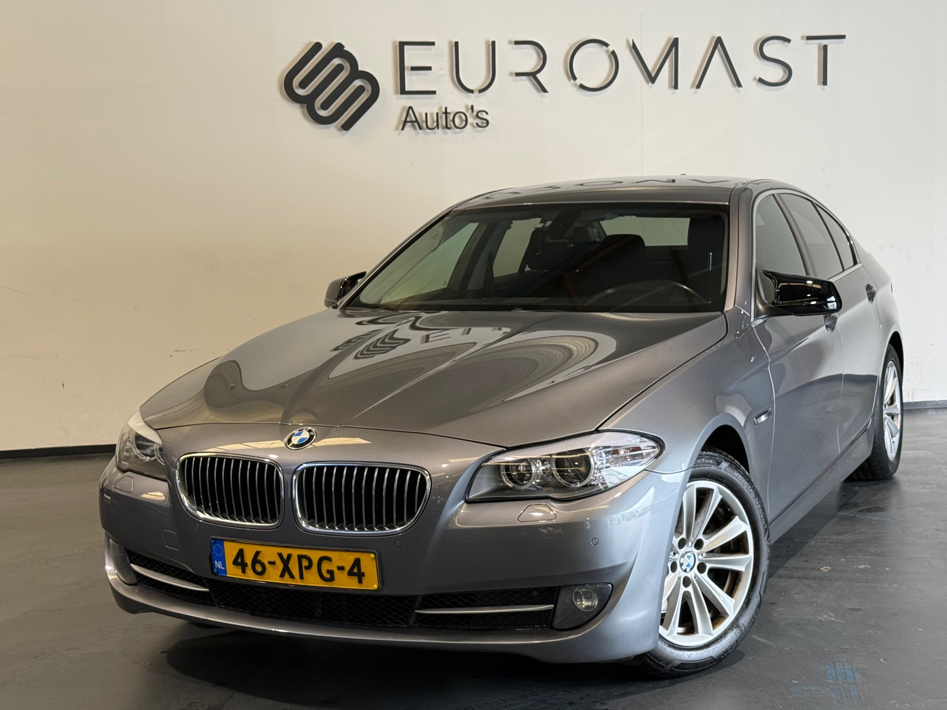 BMW 5er Reihe 520i Executive Automaat Navi Cruise Airco Pdc Nieuwe Apk 2012 - voorkant