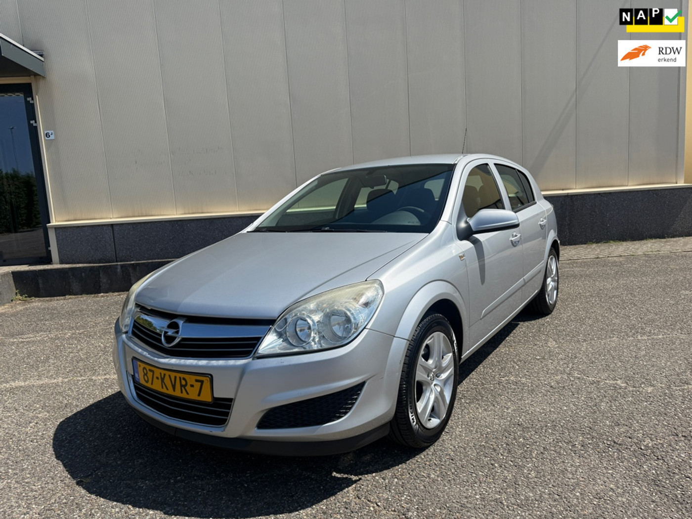 Opel Astra 1.6 Cosmo Nieuwe APK! 2010 - voorkant