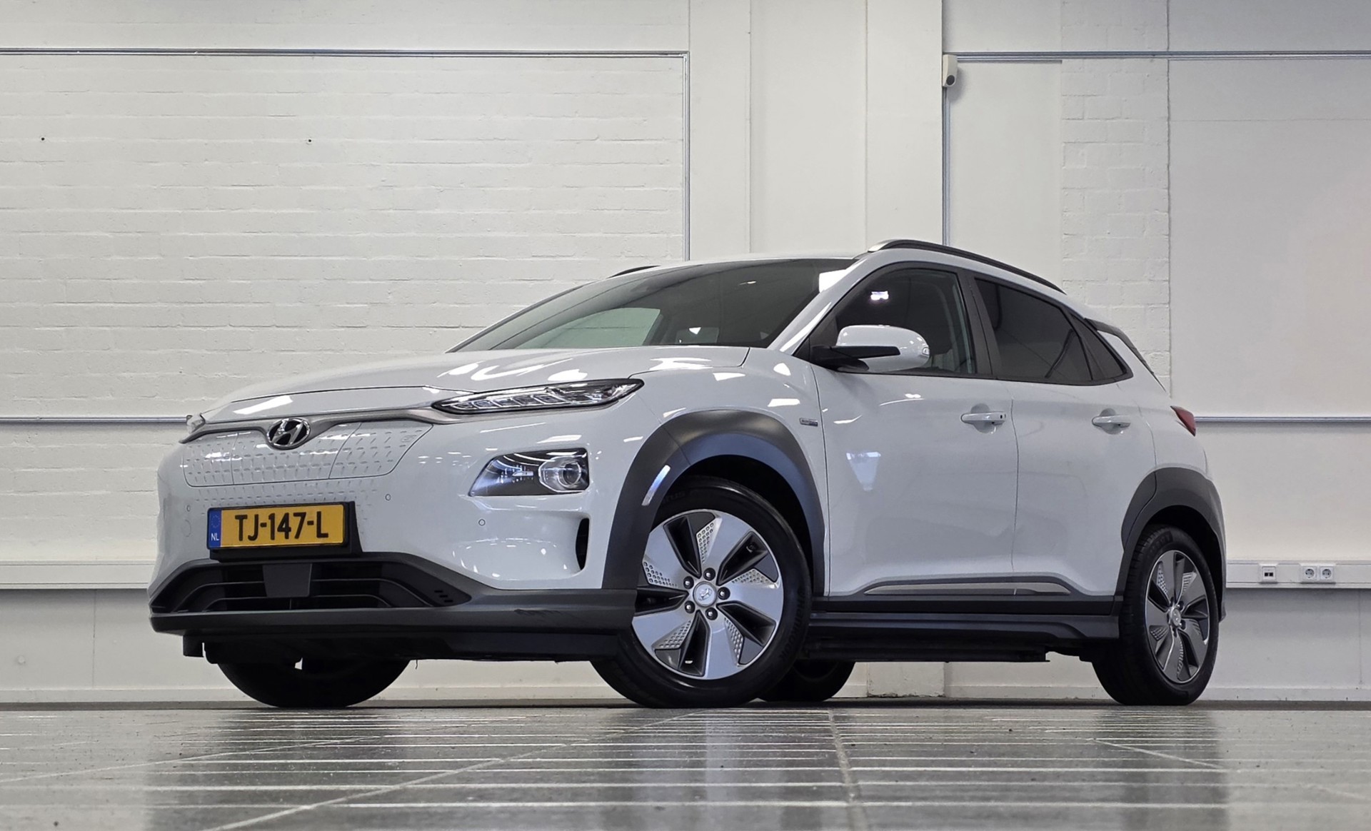 Hyundai Kona EV Premium 64 kWh Trekhaak SOH 92% Lerenbekleding Camera 2018 - voorkant