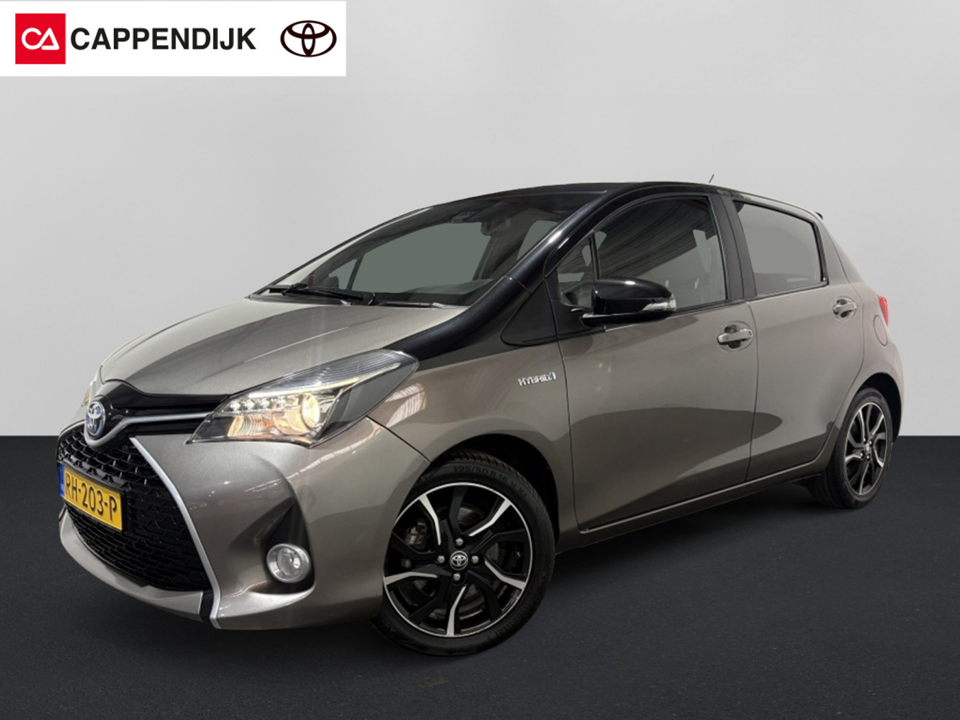 Toyota Toyota Yaris Hybrid 1.5 Hybrid Dynamic Bi-Tone | Camera | Navi | 2016 - voorkant