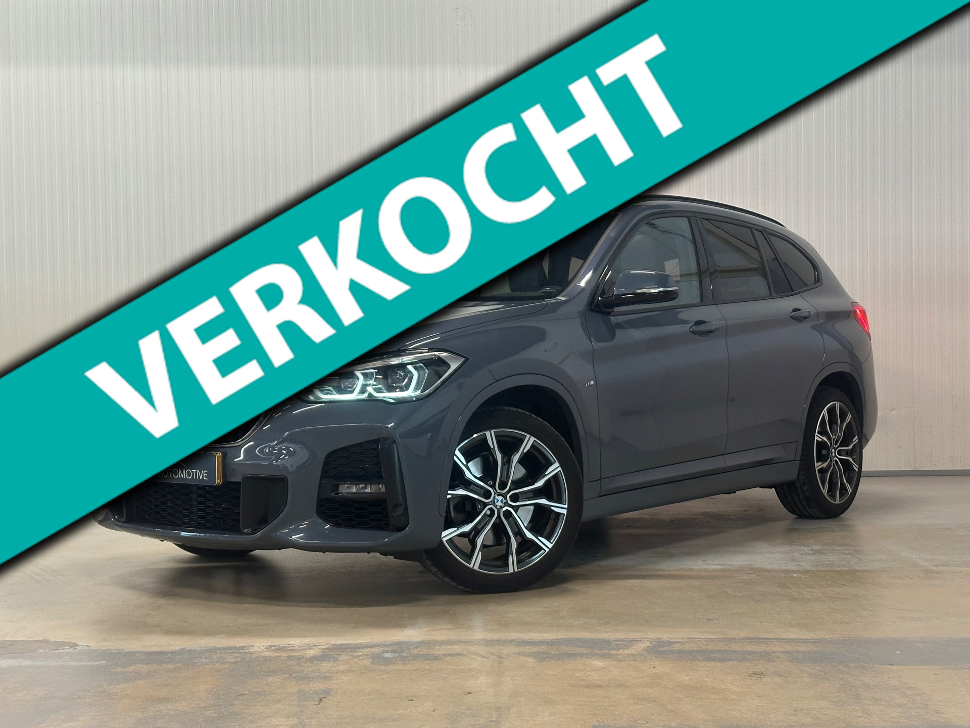 BMW X1 Xdrive20i XDrive20i High Executive | M-SPORT | PANO | TREKHAAK | HARMAN KARDON 2021 - voorkant