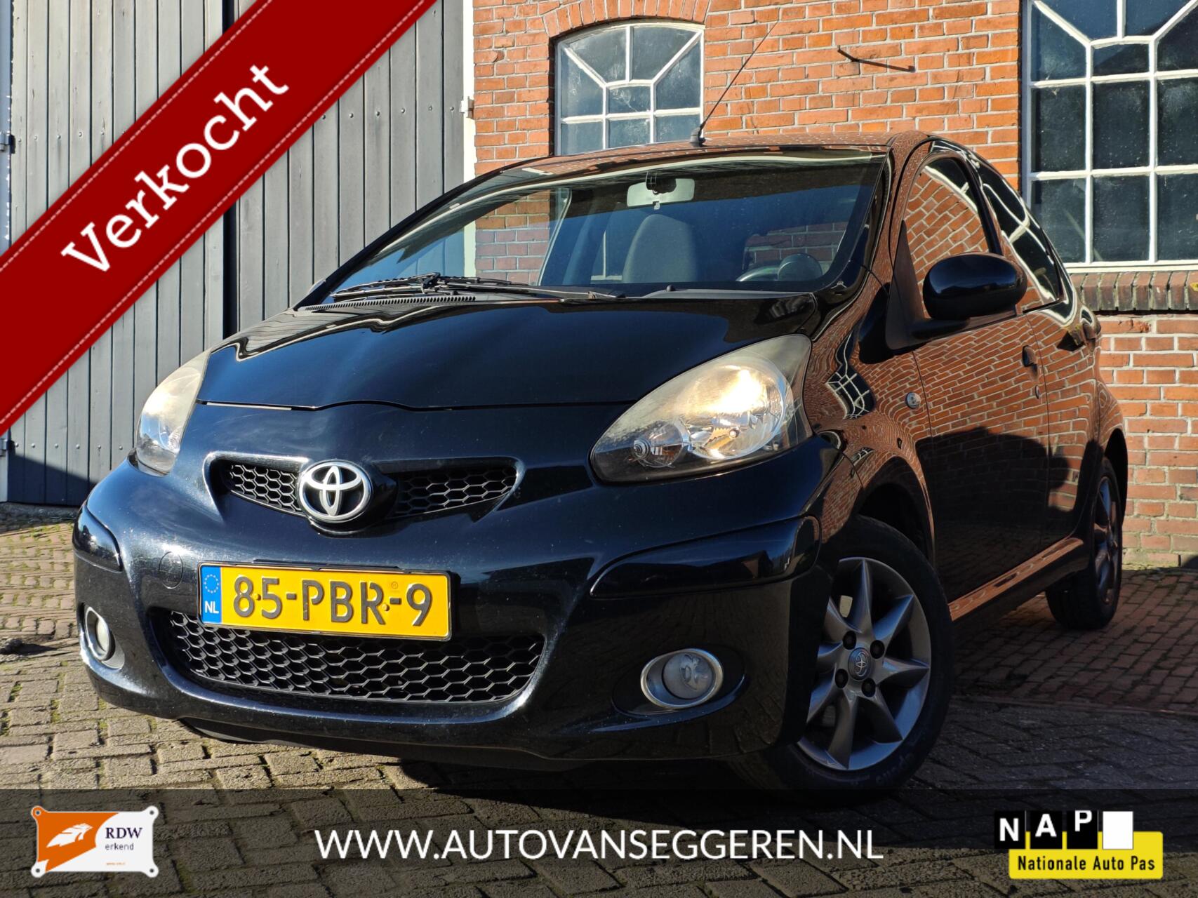 Toyota Toyota Aygo 1.0-12V Dynamic Navigator 2011 - voorkant