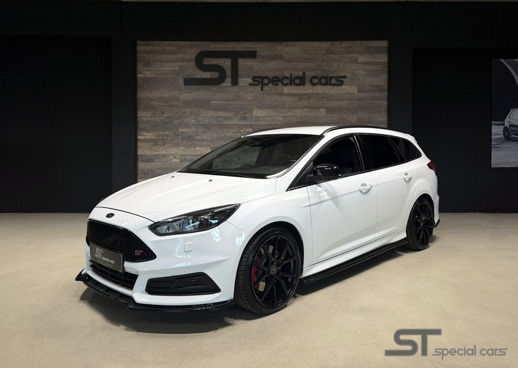 Ford Focus 2.0 ST2|Maxton|19 inch|Carplay 2017 - voorkant