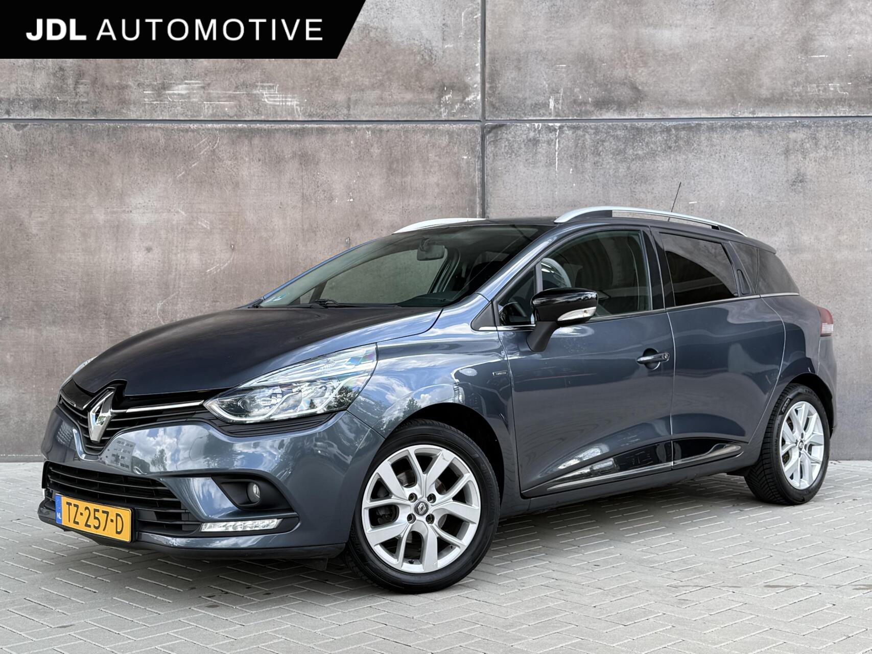 Renault Clio 0.9 TCe Limited | Navigatie | Airco | Dealer onderhouden | PDC | APK 07-2027 | 2018 - voorkant