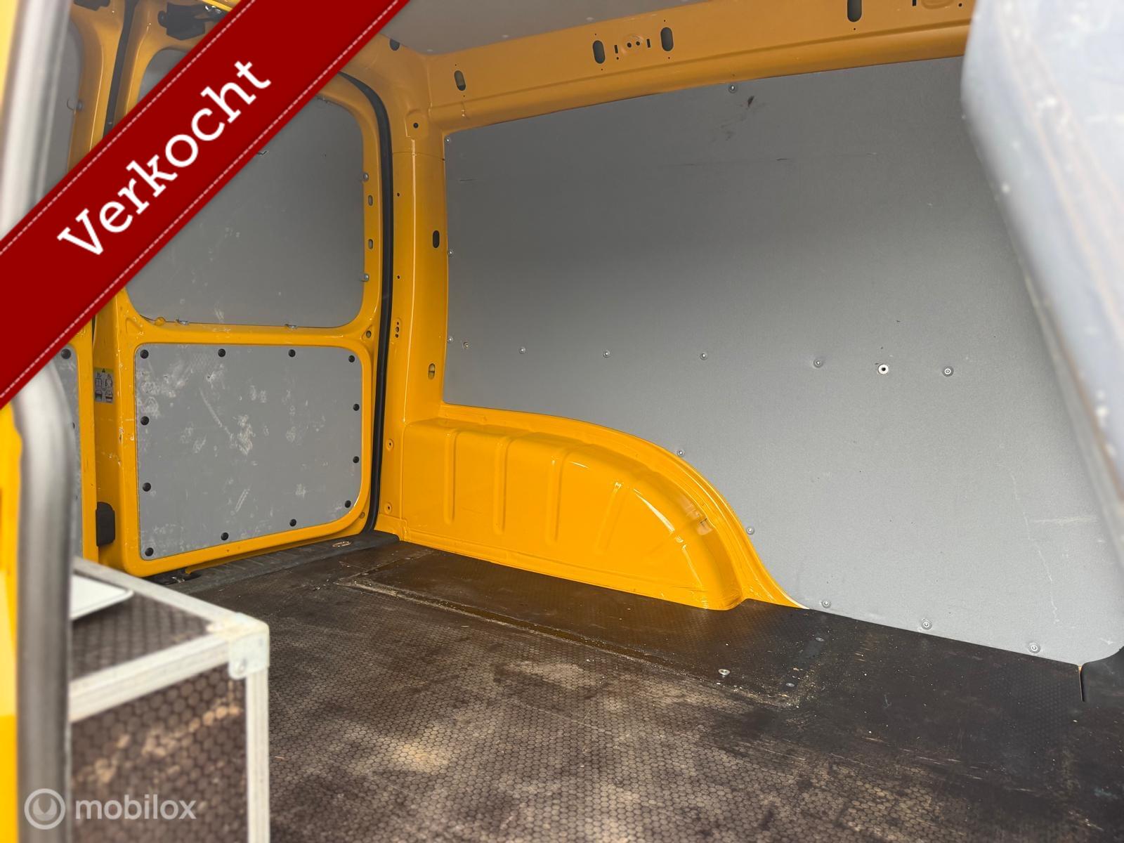 Foto van Volkswagen Caddy Modified Partition Wall