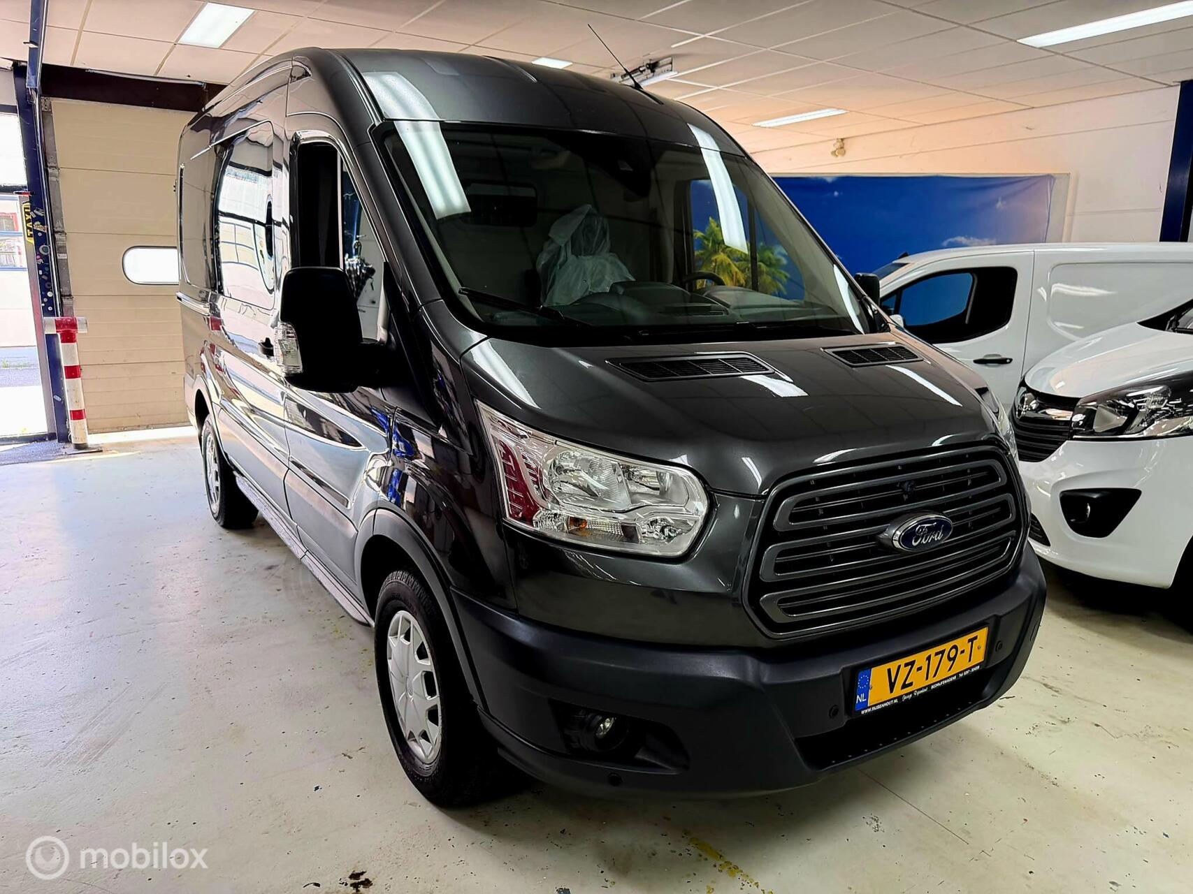 Ford Transit 350 2.2 TDCI L2H3 Ambiente 2016 - voorkant