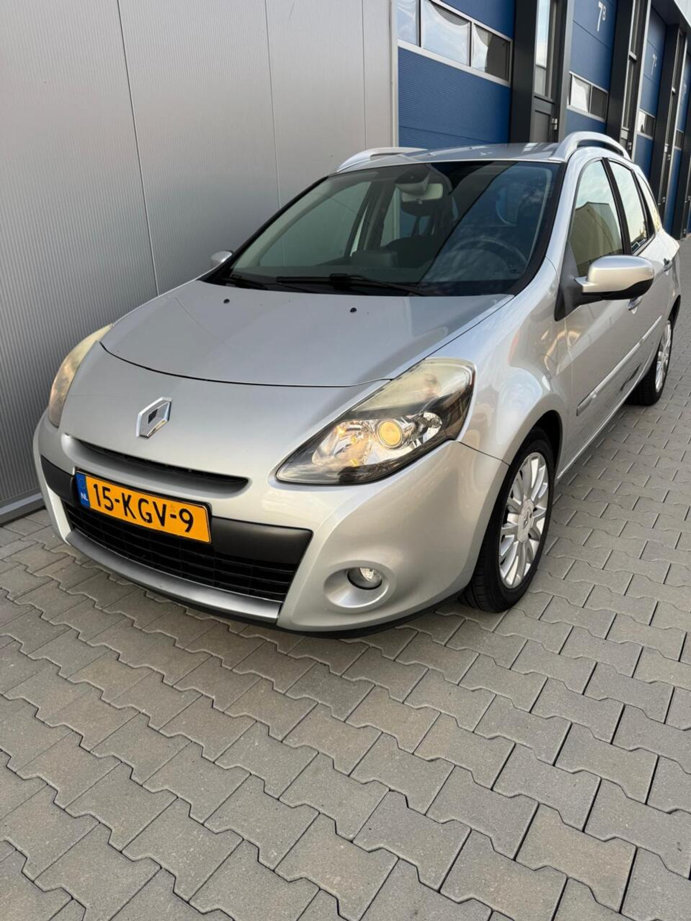 Renault Clio Estate 1.2 TCE | 4x nieuwe banden + apk | navigatie | Cruise | Clima | rijklaarprijs | 2009 - voorkant