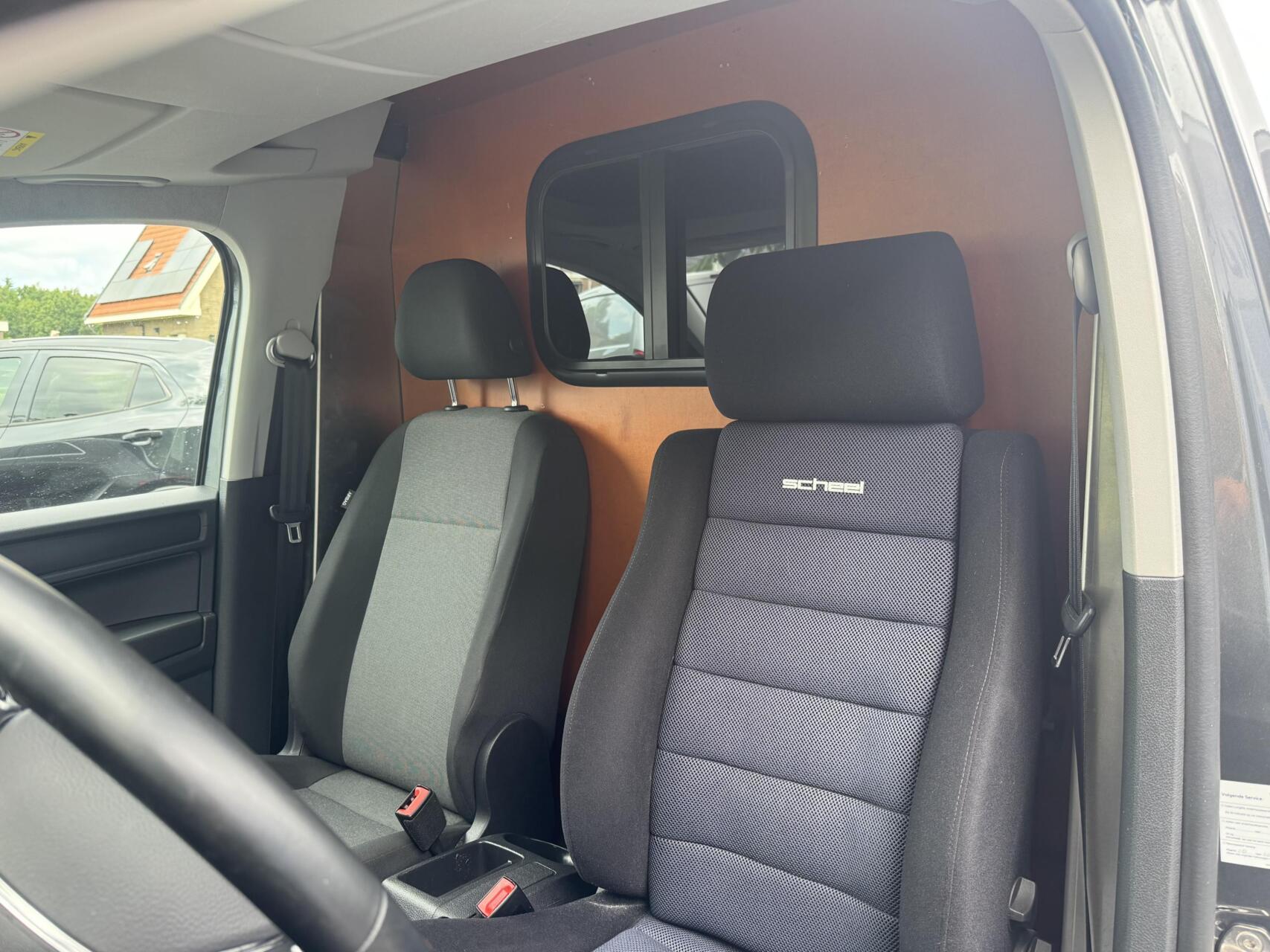 Foto van Volkswagen Caddy Modified Partition Wall