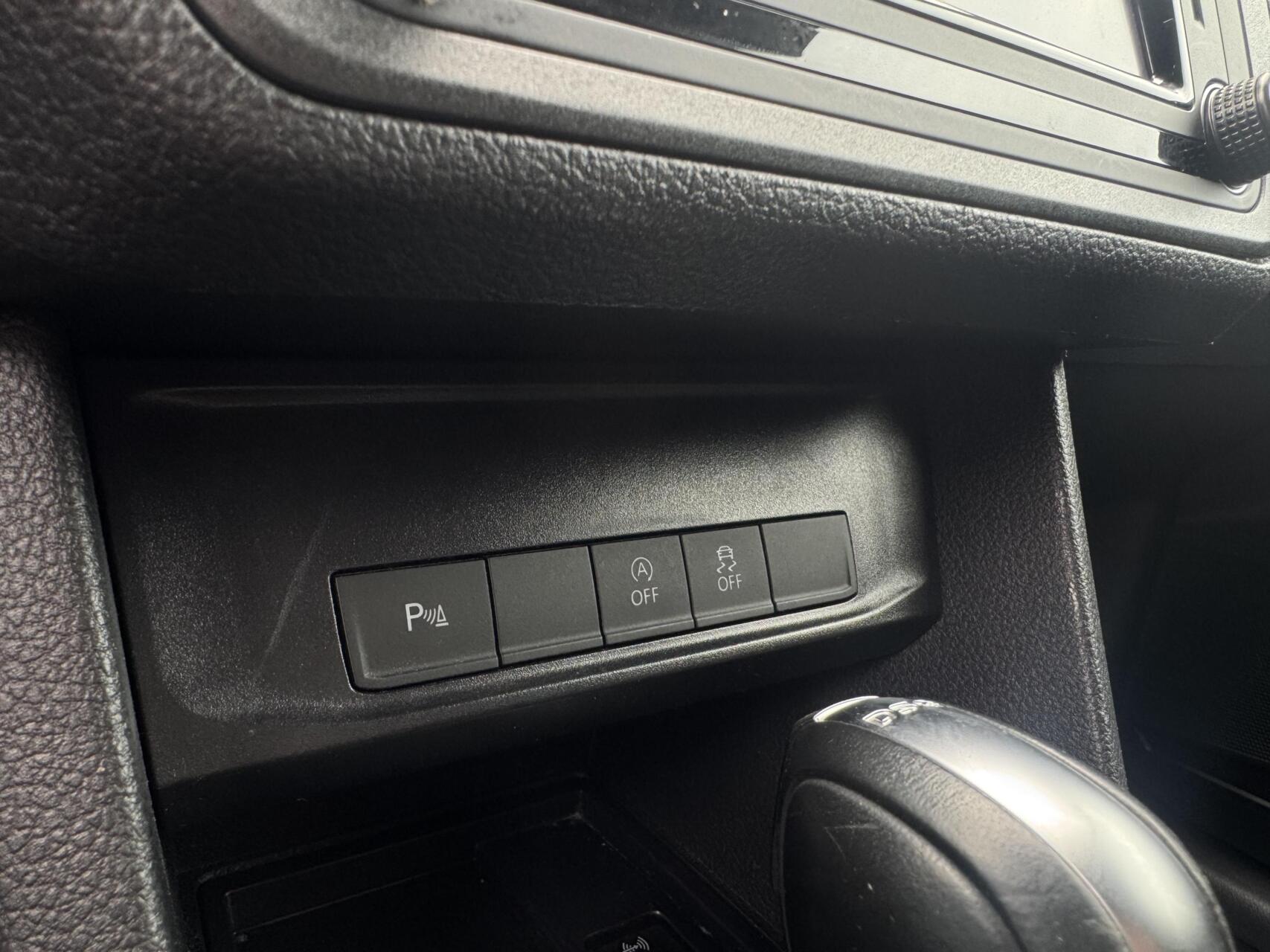 Foto van Volkswagen Caddy Modified Partition Wall