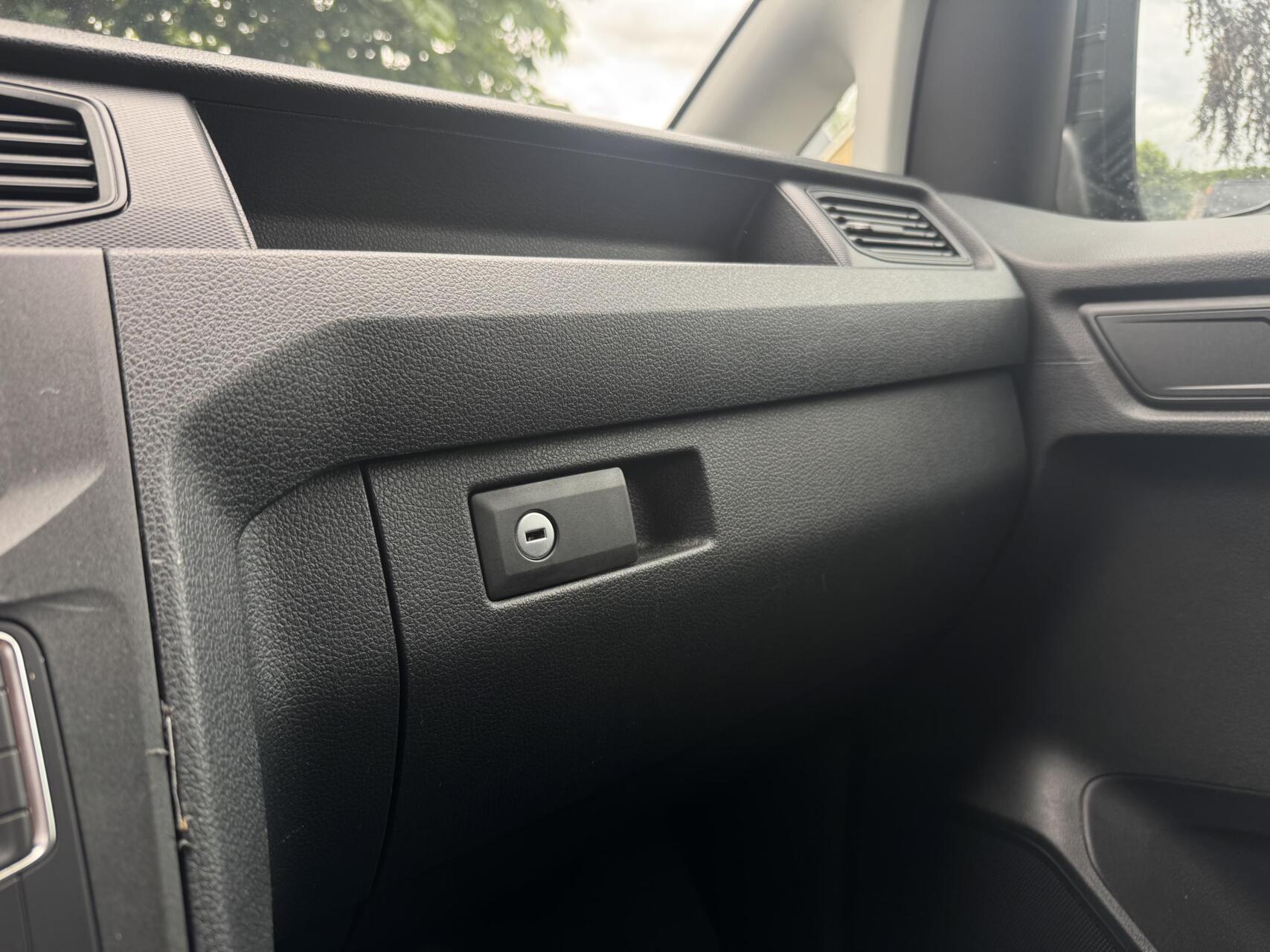 Foto van Volkswagen Caddy Modified Partition Wall