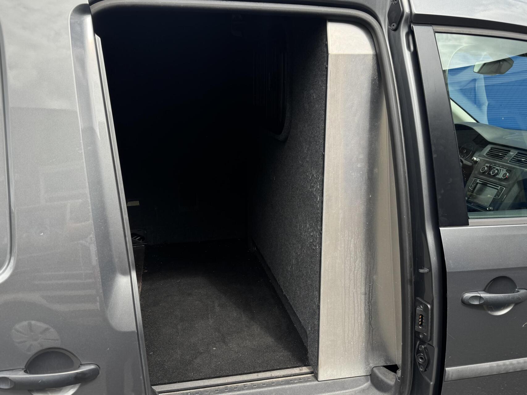 Foto van Volkswagen Caddy Modified Partition Wall
