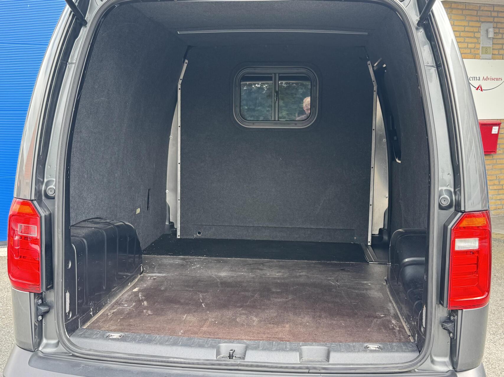 Foto van Volkswagen Caddy Modified Partition Wall