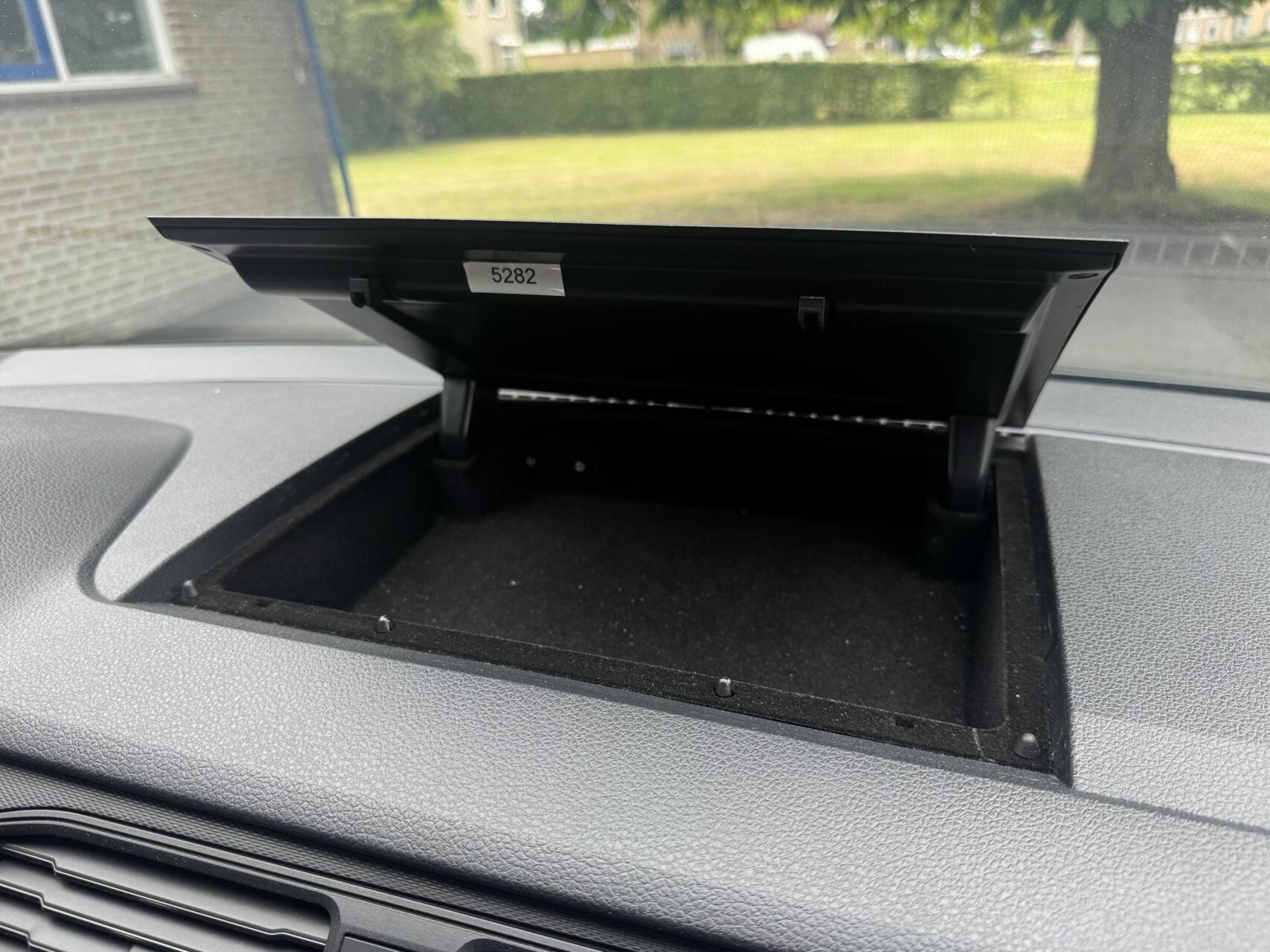 Foto van Volkswagen Caddy Modified Partition Wall