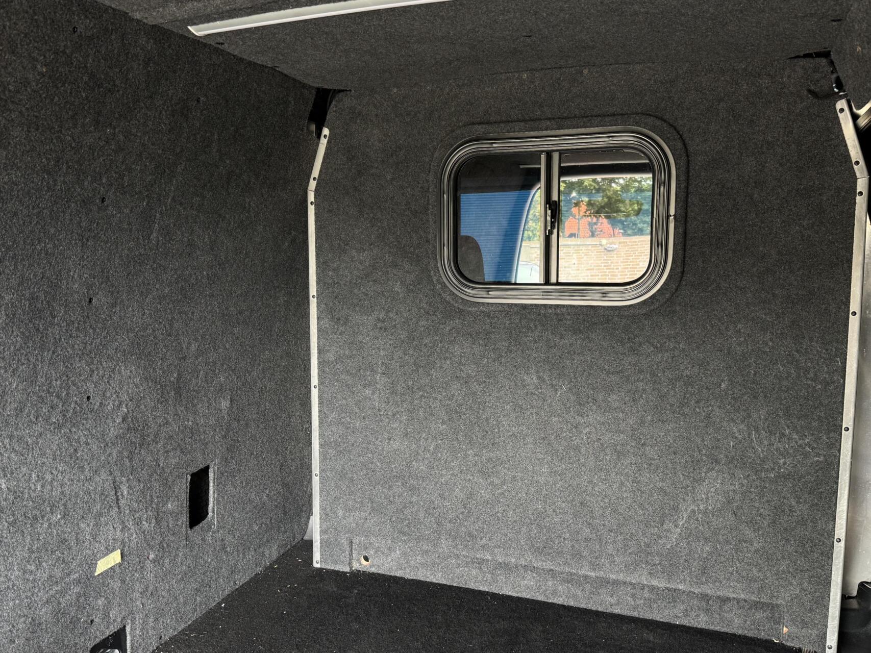 Foto van Volkswagen Caddy Modified Partition Wall