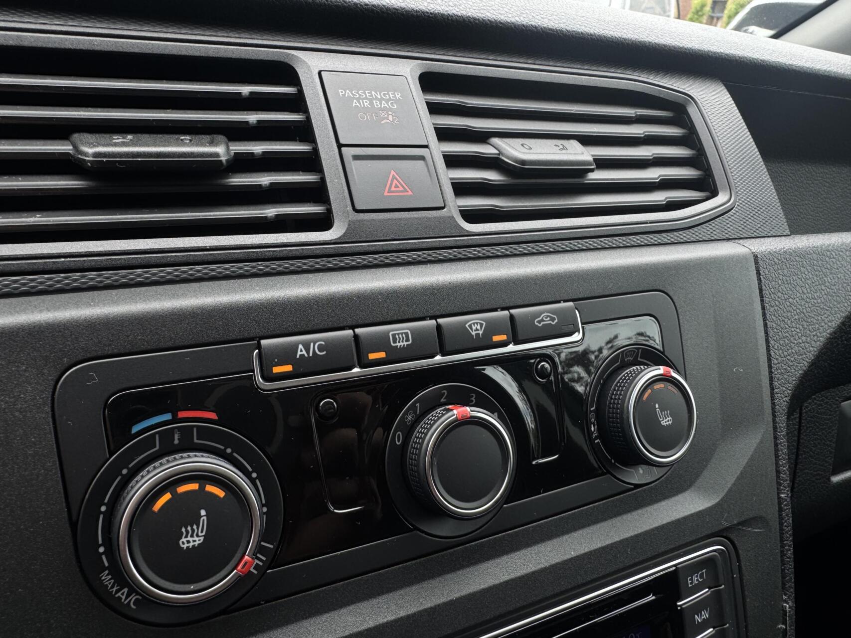 Foto van Volkswagen Caddy Modified Partition Wall