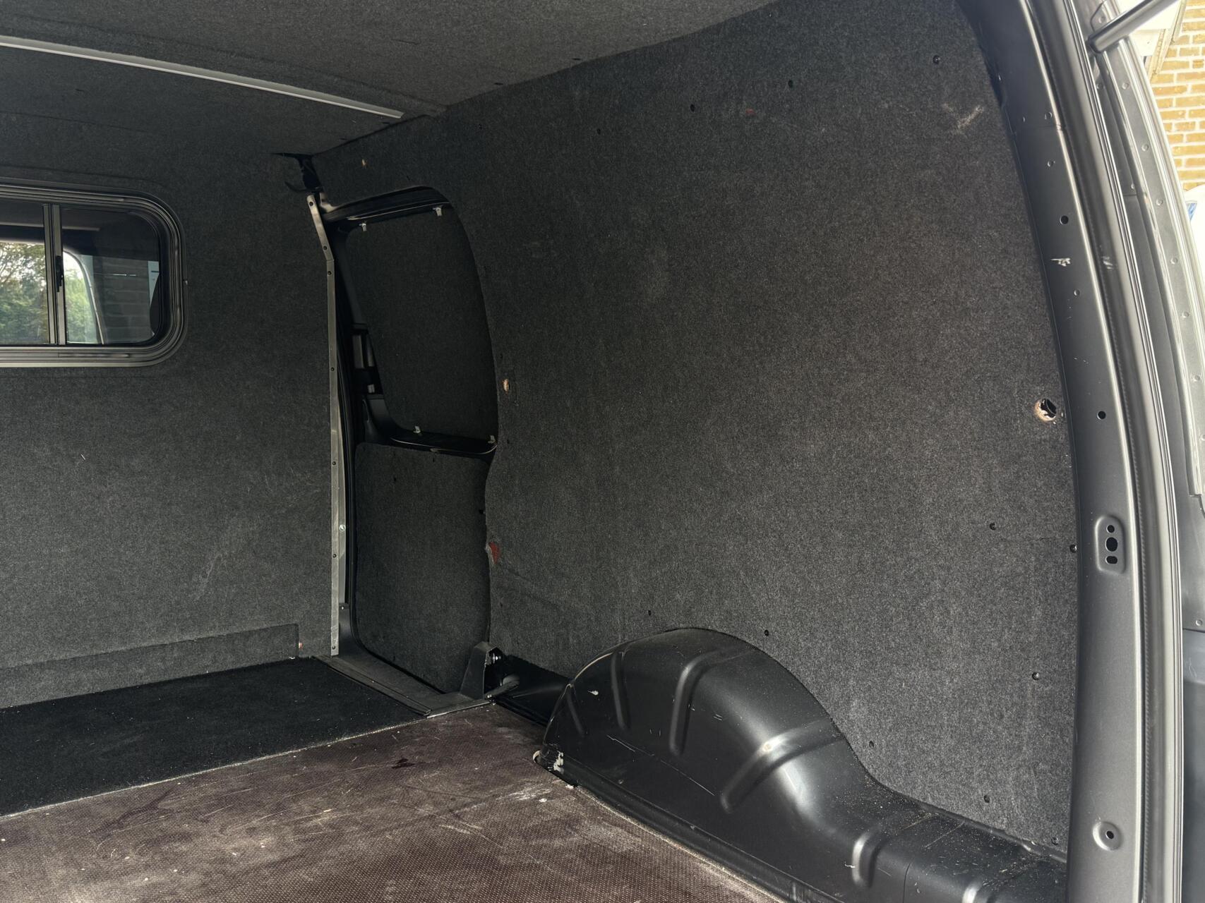 Foto van Volkswagen Caddy Modified Partition Wall