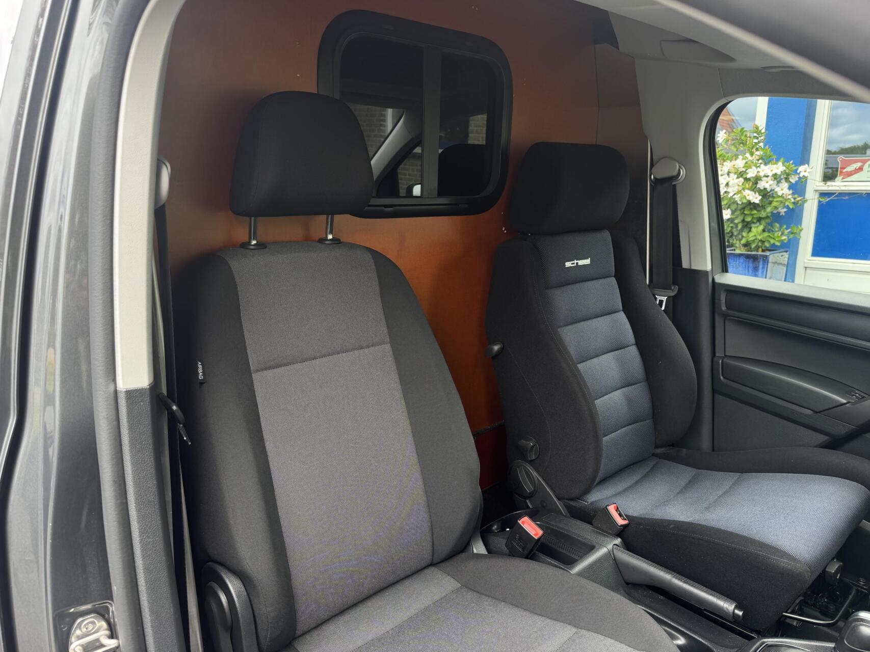 Foto van Volkswagen Caddy Modified Partition Wall