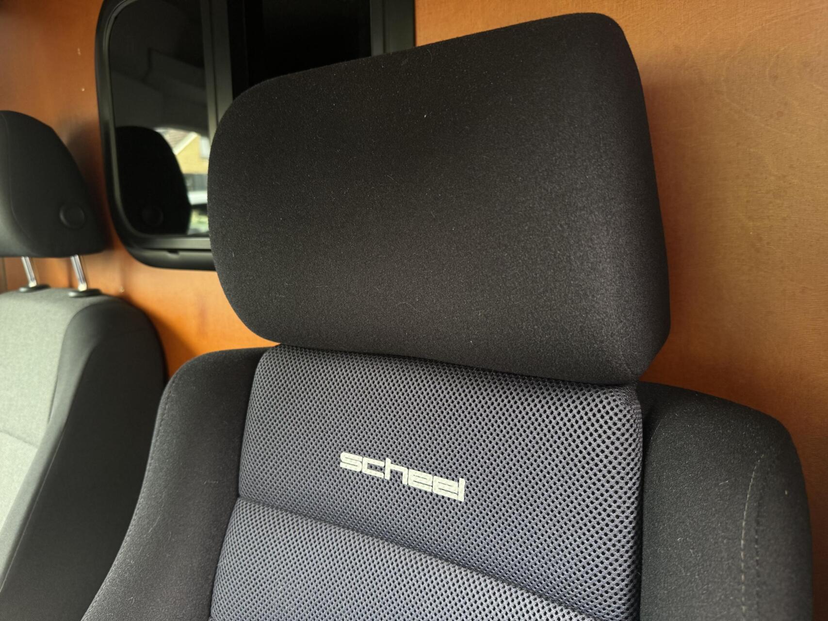 Foto van Volkswagen Caddy Modified Partition Wall