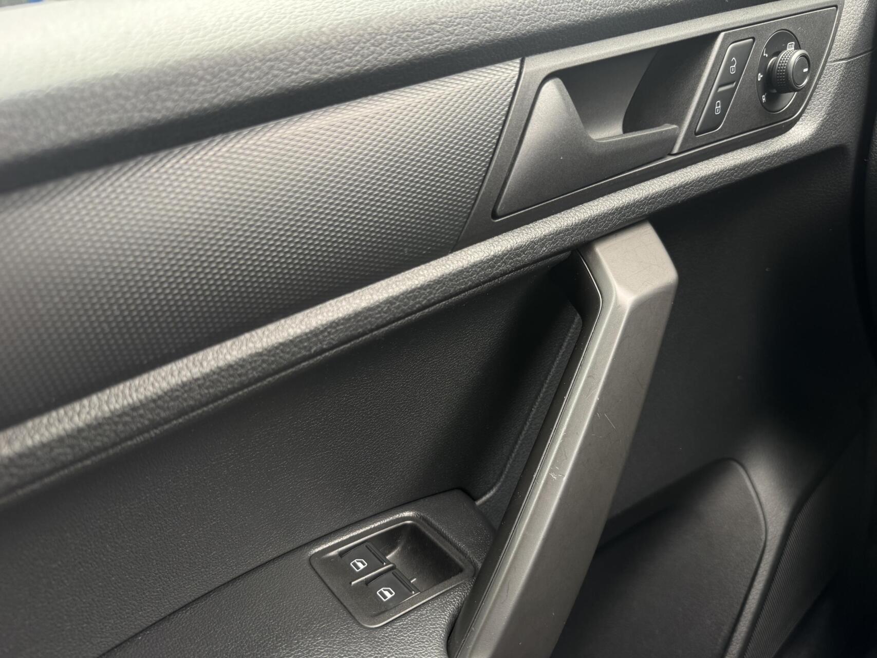 Foto van Volkswagen Caddy Modified Partition Wall