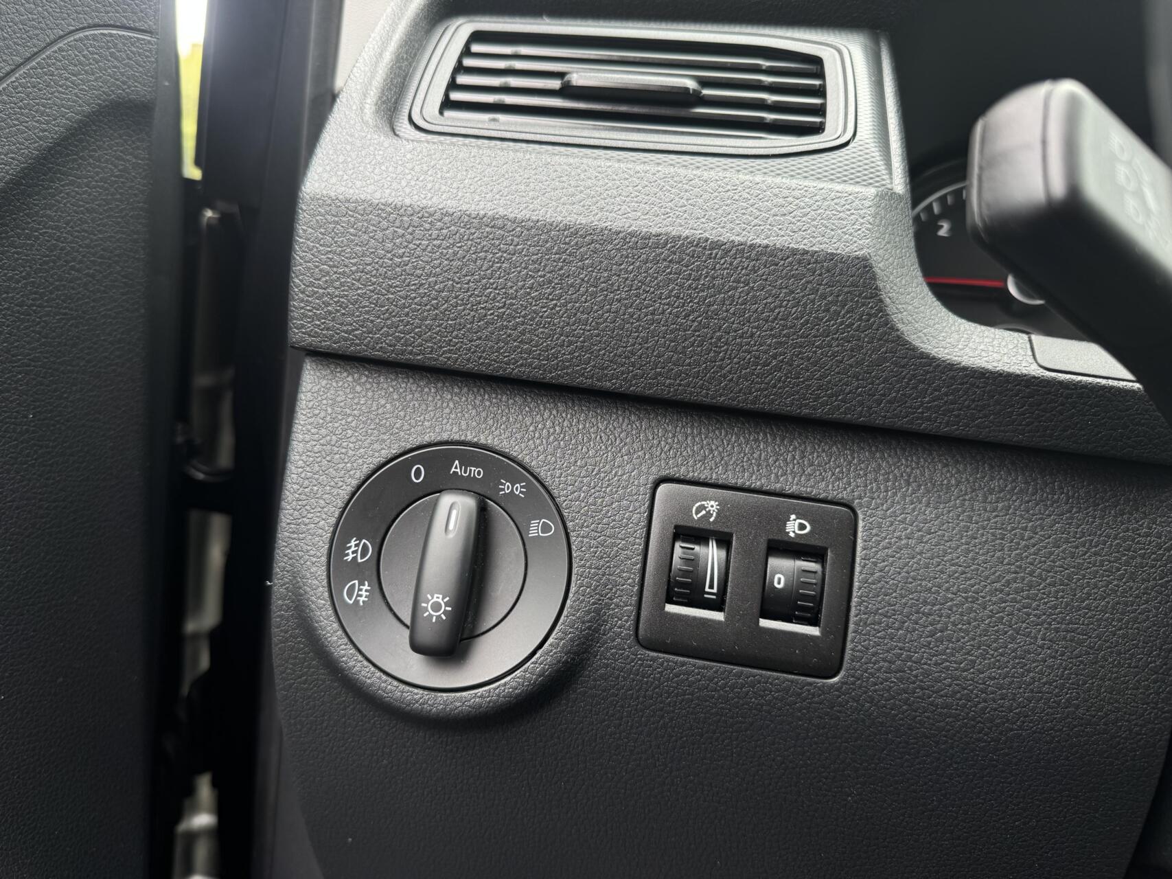 Foto van Volkswagen Caddy Modified Partition Wall