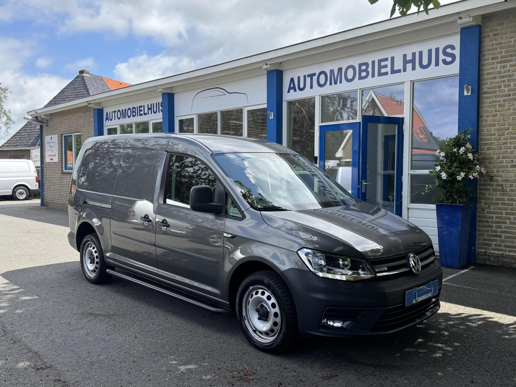 Foto van Volkswagen Caddy Modified Partition Wall