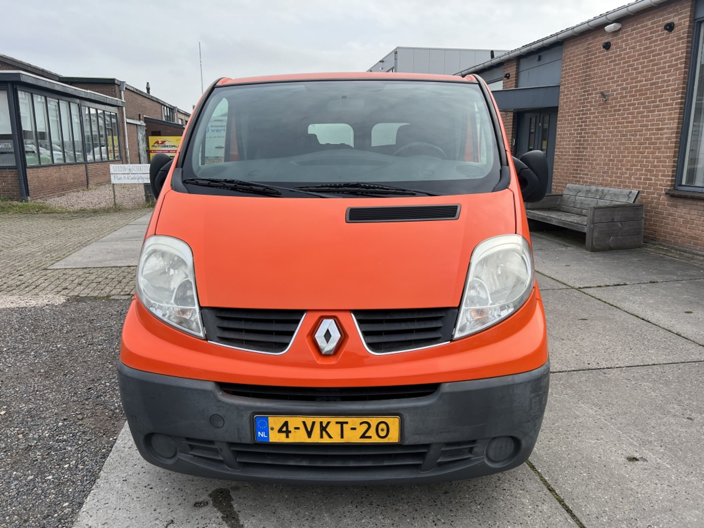 Renault Trafic 2.0 dCi T27 L1H1 2011 - voorkant