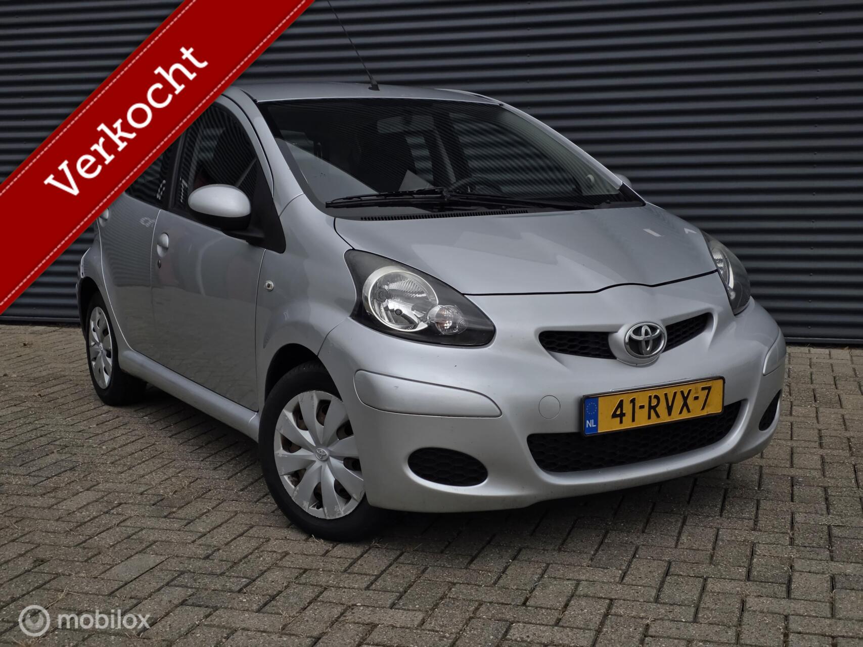 Toyota Toyota Aygo 1.0-12V Comfort Navigator 5deurs/Airco/AUTOMAAT 2011 - voorkant