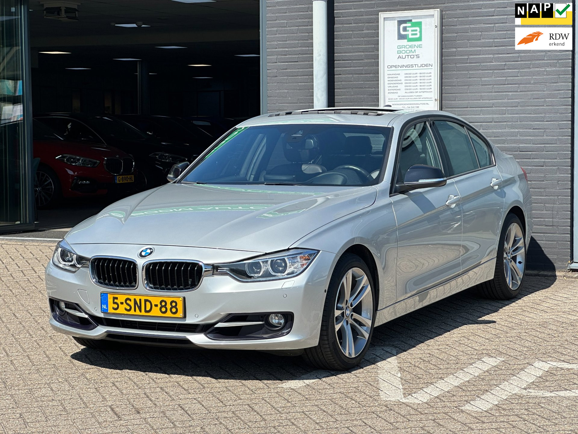 BMW 328i xDrive 328i xDrive High Executive/1STE EIG/PANO-DAK/CAMERA/NL-AUTO NAP!! 2013 - voorkant