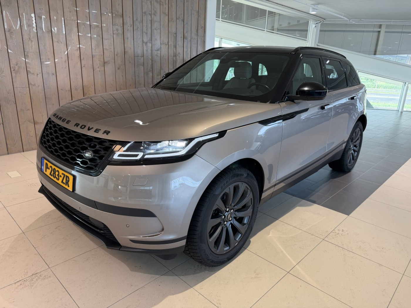 Land Rover Range Rover Velar 2.0 P400e SE 2022 - voorkant