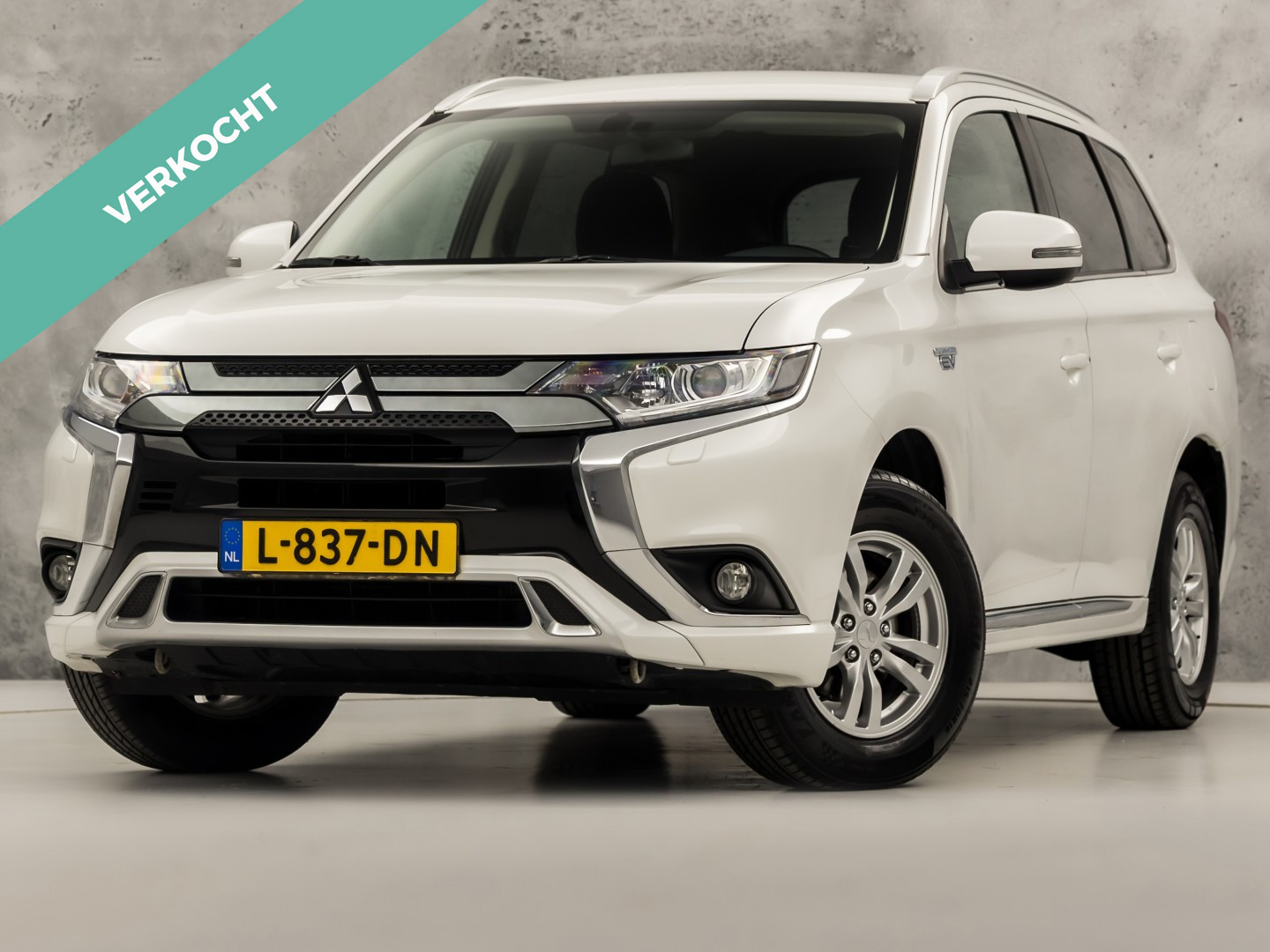Mitsubishi Mitsubishi Outlander 2.4 PHEV Pure Sport 2021 - voorkant