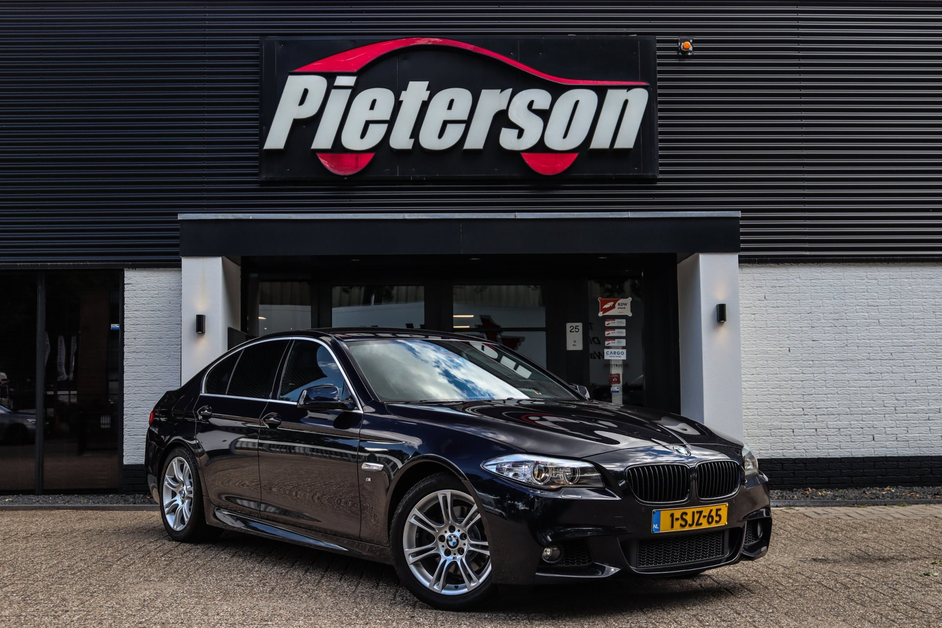 BMW 5er Reihe 520i M-Pakket NAP ORIGINEEL NL TREKHAAK CLIMA 2013 - voorkant