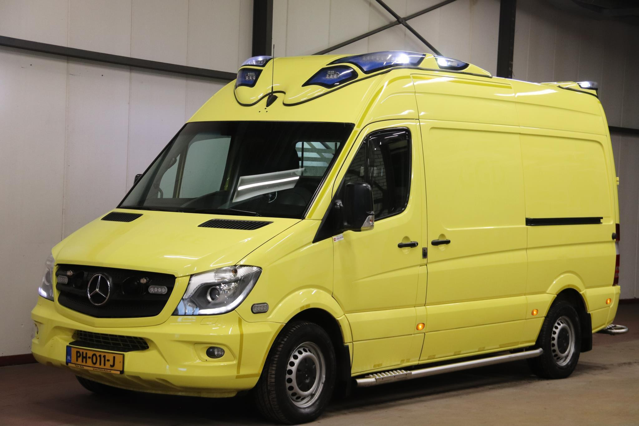 Mercedes-Benz Sprinter 319 CDI L2H2 AMBULANCE AUTOMAAT 2017 - voorkant