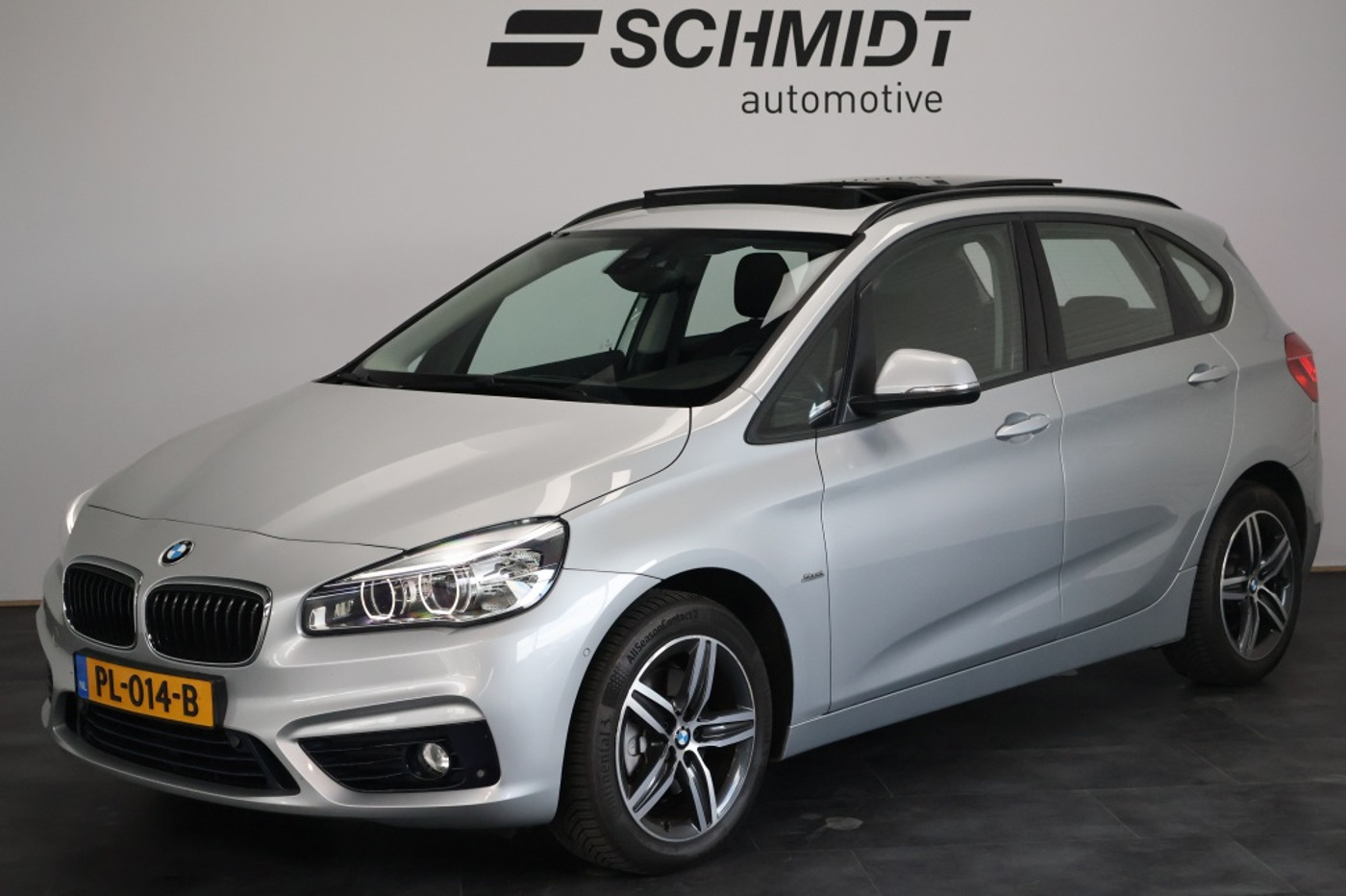 BMW 220i Active Tourer 220i Executive Sport Automaat | Trekhaak | Panoramadak | LED 2017 - voorkant