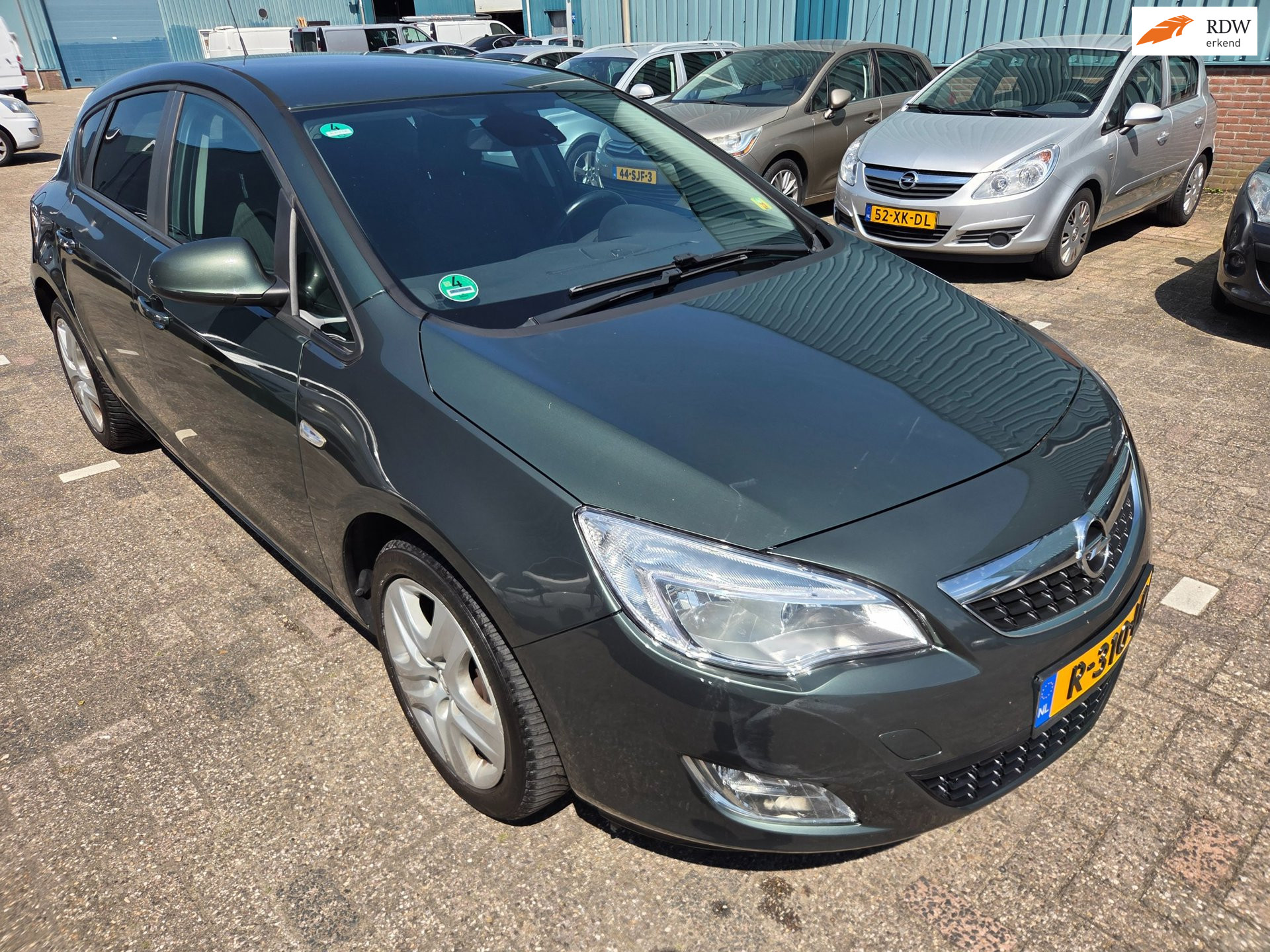 Opel Astra 1.6 Edition rijdt super 2011 - voorkant