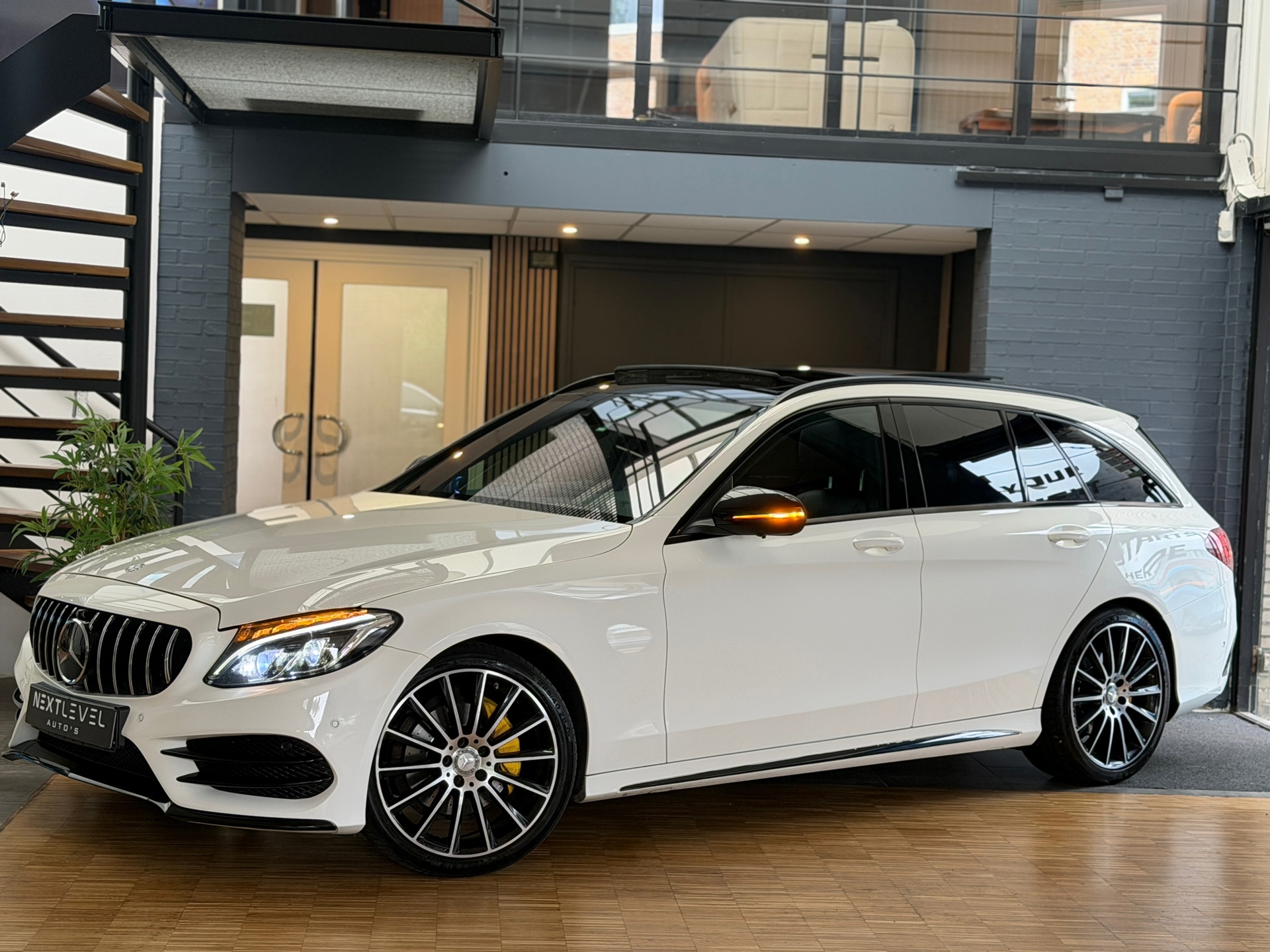 Mercedes-Benz C 200 200 Edition PANO SFEER DEALER ONDERHOUDE BOMVOL 2016 - voorkant