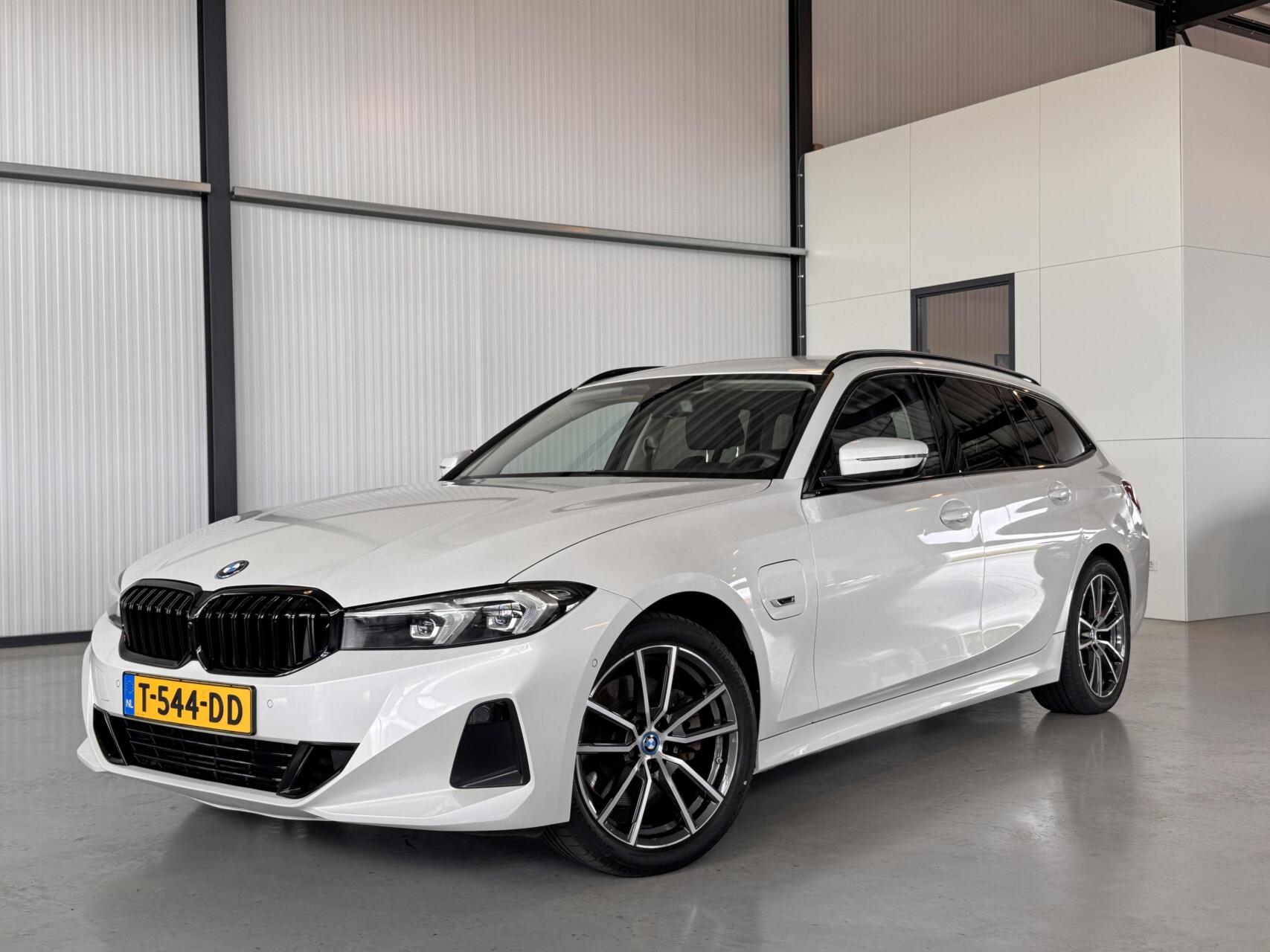 BMW 320e 320eA 150kW PHEV Touring 2023 - voorkant
